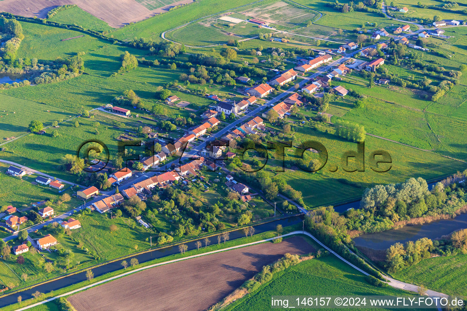 Street village on the Canal des houllères de la Sarre in Diane-Capelle in the state Moselle, France