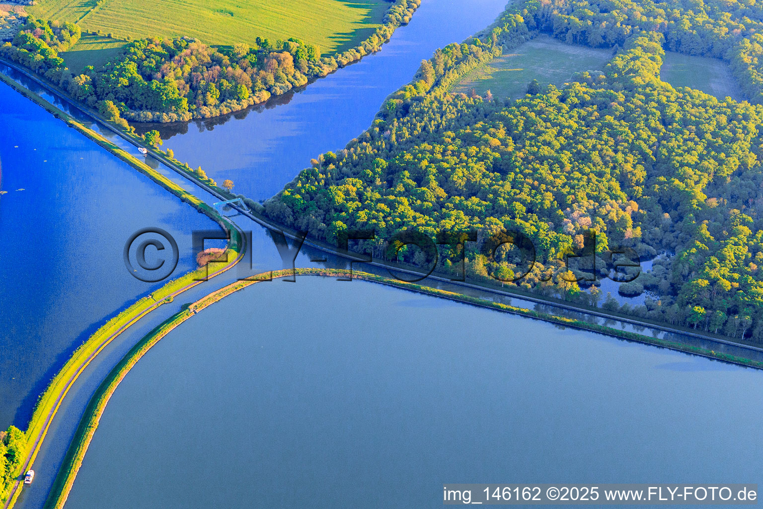 Aerial photograpy of Intersection of the two canals, the Rhine-Marne Canal and the Canal des houllères de la Sarre in the lakes Le Petit Étang and Le Grand Ruisseau in Gondrexange in the state Moselle, France