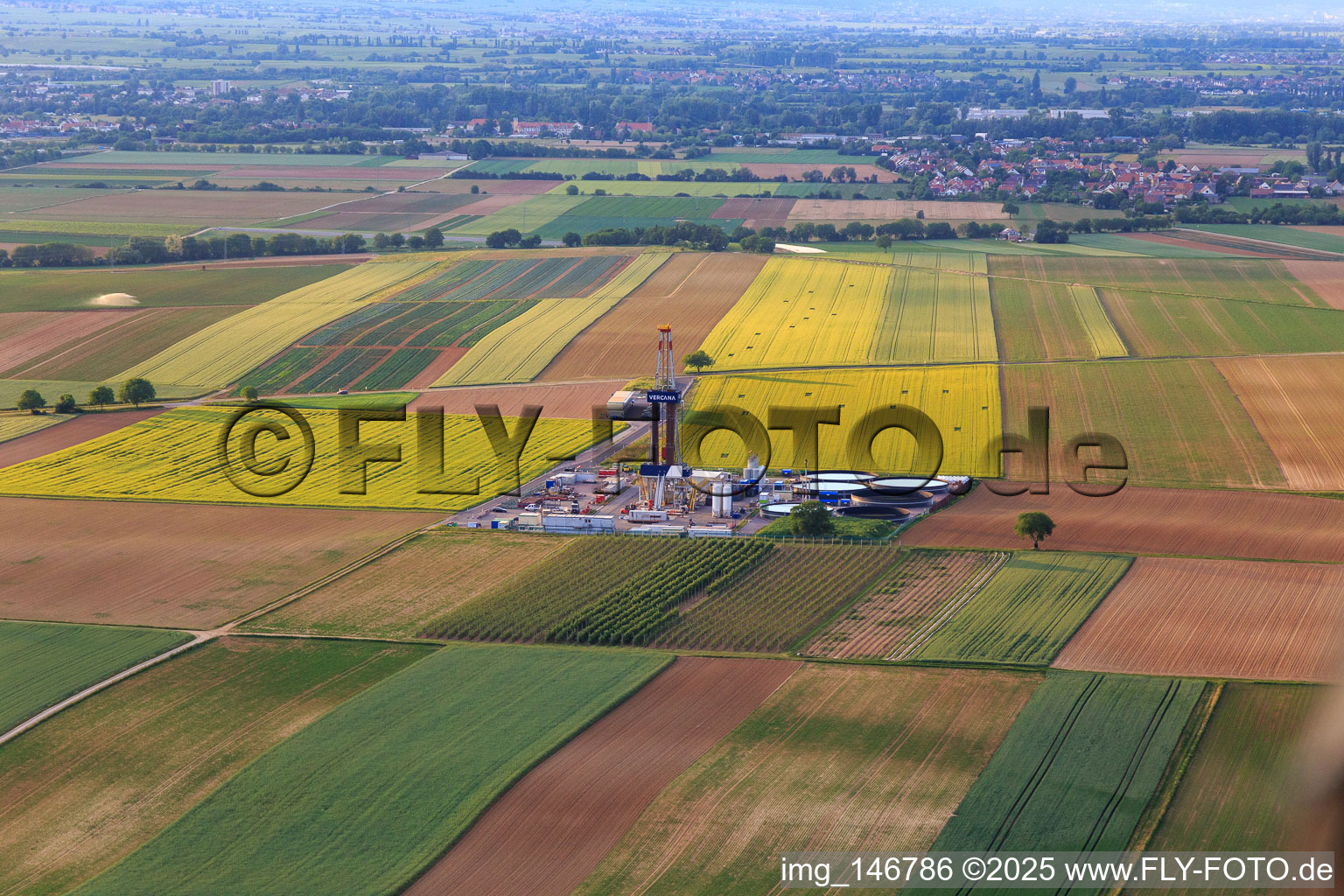 Drilling site of the deep drilling rig V20 of Vercana GmbH for Vulcan Energy at Schleidberg for the extraction of geothermal energy and lithium in Insheim in the state Rhineland-Palatinate, Germany