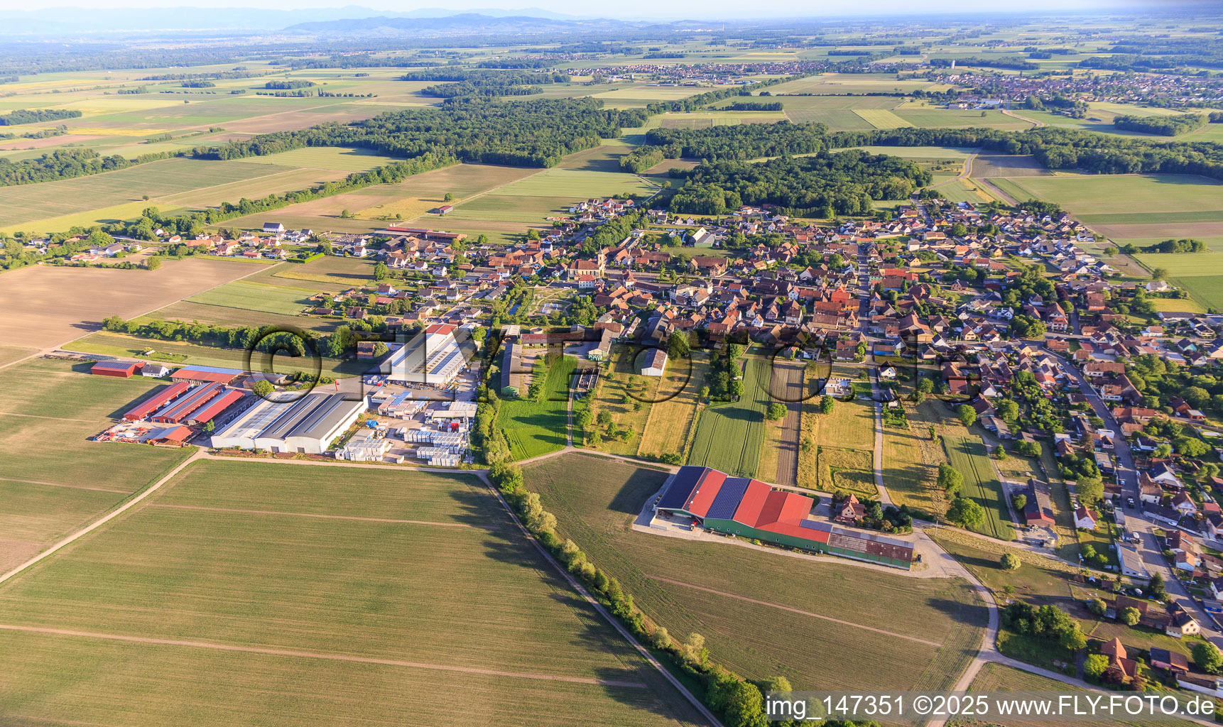 Village view from the north with EARL JAEG ROLAND, Cintrage Wollenburger and De Vinci Concepts Modulaires in Bindernheim in the state Bas-Rhin, France