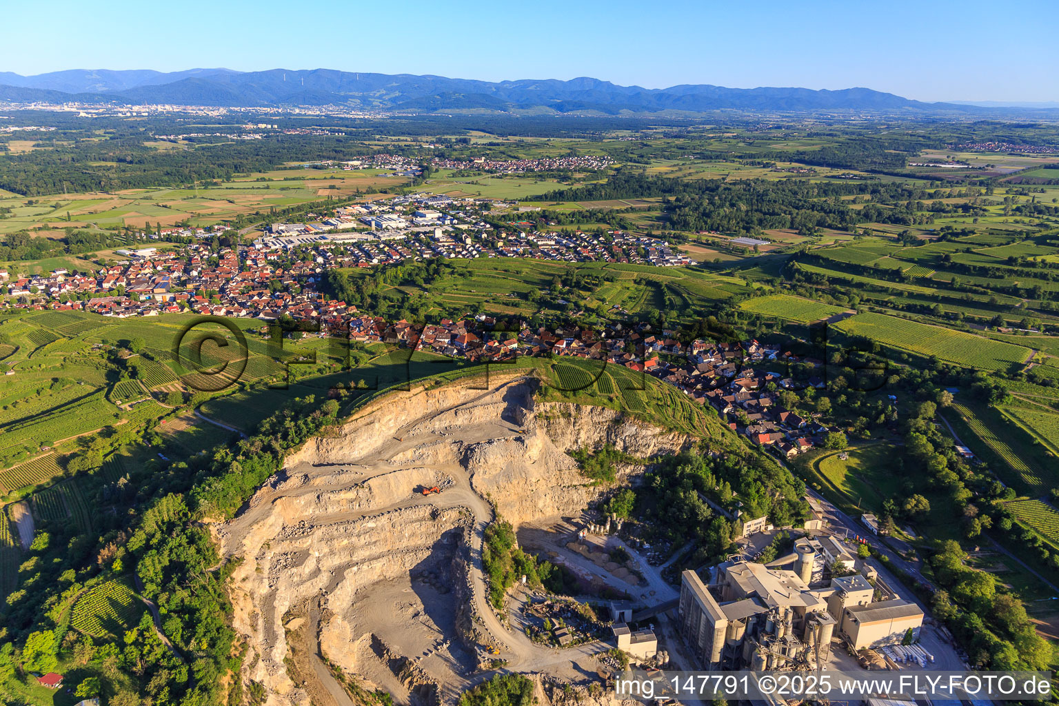 Aerial photograpy of Quarry Bötzingen of HANS G. HAURI KG Mineralstoffwerke in the district Oberschaffhausen in Bötzingen in the state Baden-Wuerttemberg, Germany