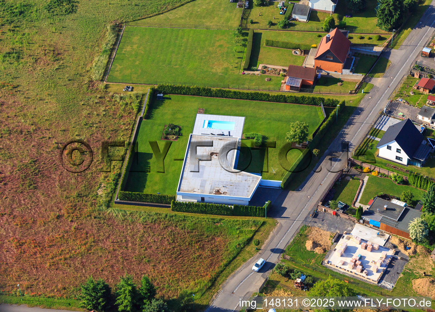Flat-roof villa with pool and high hedge in Klostermansfeld in the state Saxony-Anhalt, Germany