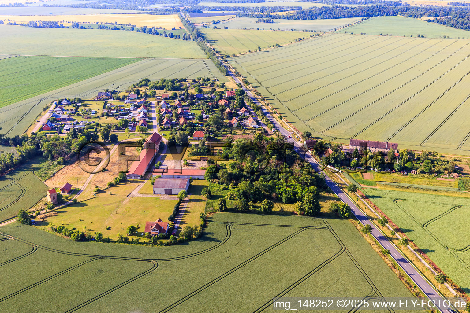 Settlement on the B79 from the northeast in the district Münchenhof in Quedlinburg in the state Saxony-Anhalt, Germany