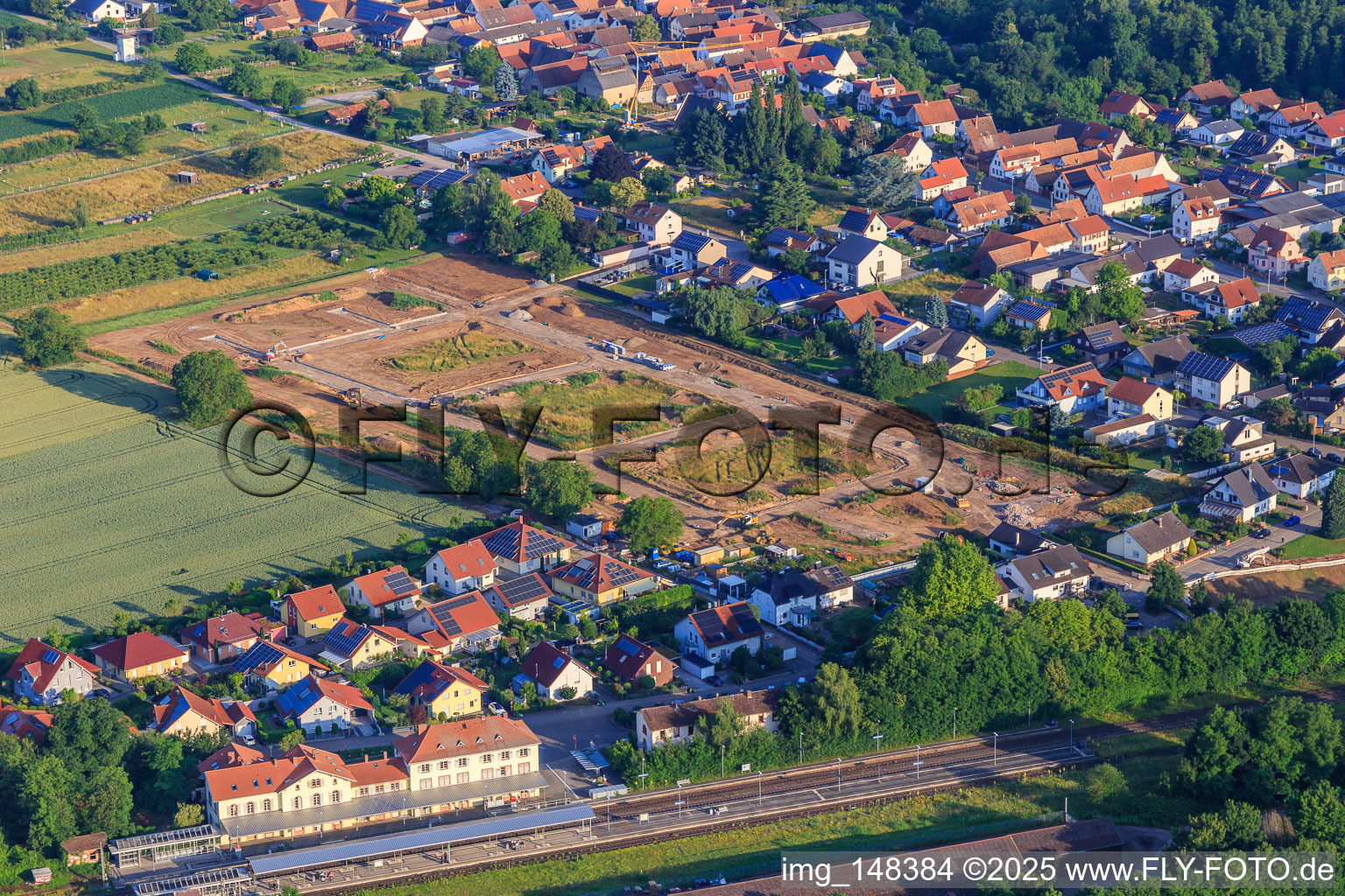 Development of the new development area Im Kirschgarten in Winden in the state Rhineland-Palatinate, Germany from above