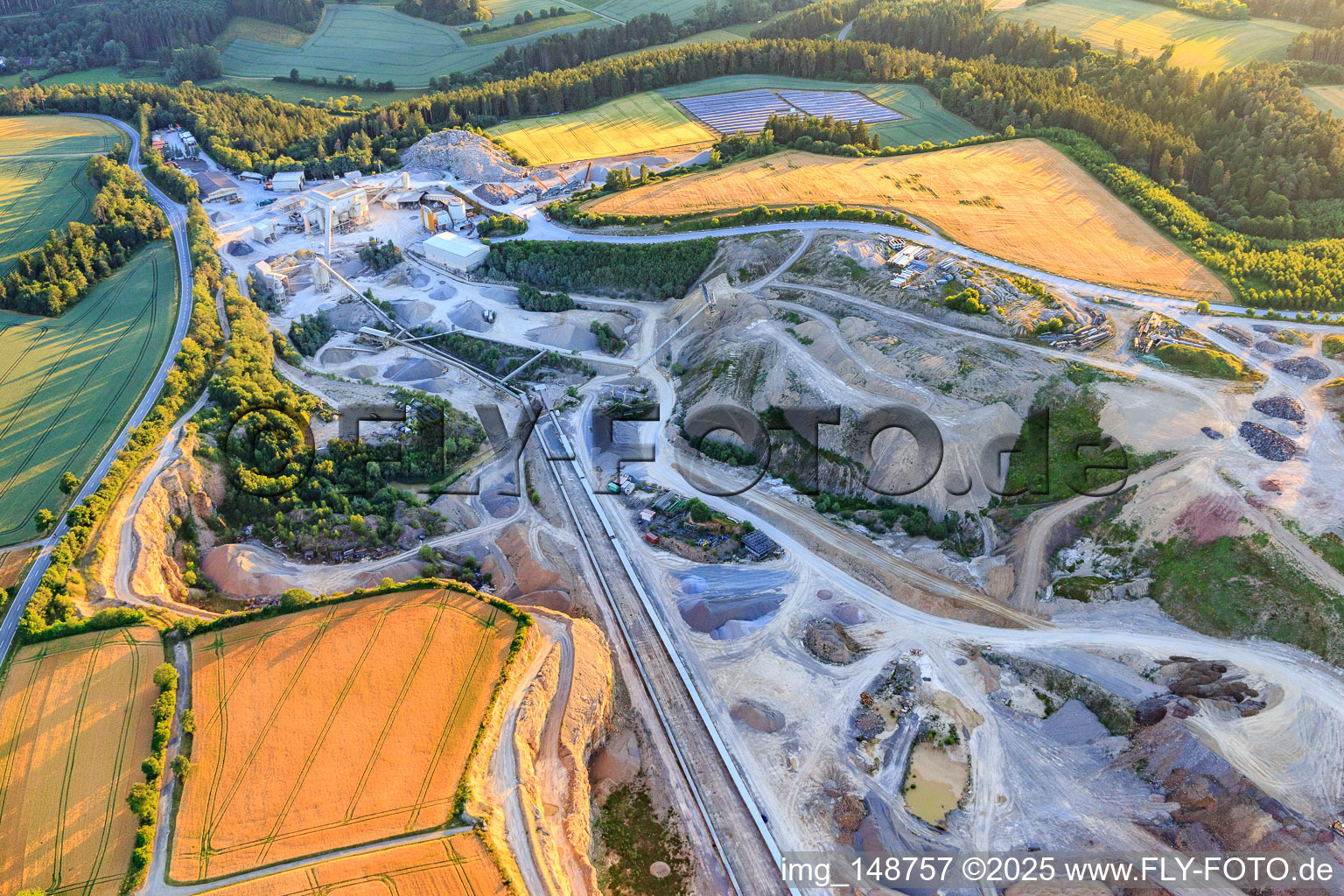 Rottweiler Transportbeton GmbH & Co. KG Horgen plant, BAU-UNION GmbH & Co. Vereinigte Schotterwerke KG Horgen plant in the quarry Zimmern ob Rottweil-Horgen in Zimmern ob Rottweil in the state Baden-Wuerttemberg, Germany