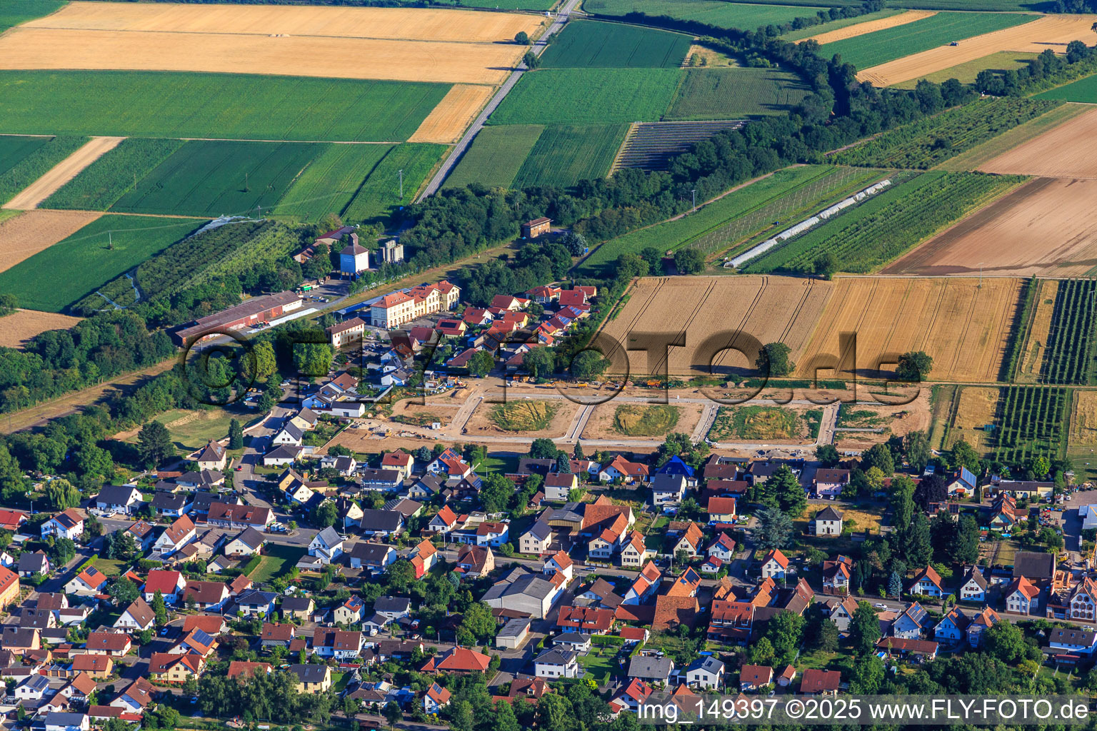 Development of the new development area Im Kirschgarten in Winden in the state Rhineland-Palatinate, Germany from the plane