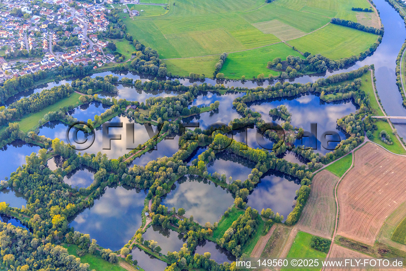 Fishing ponds between the old Saar, Saar and Kundelsgräth in the district Besseringen in Merzig in the state Saarland, Germany
