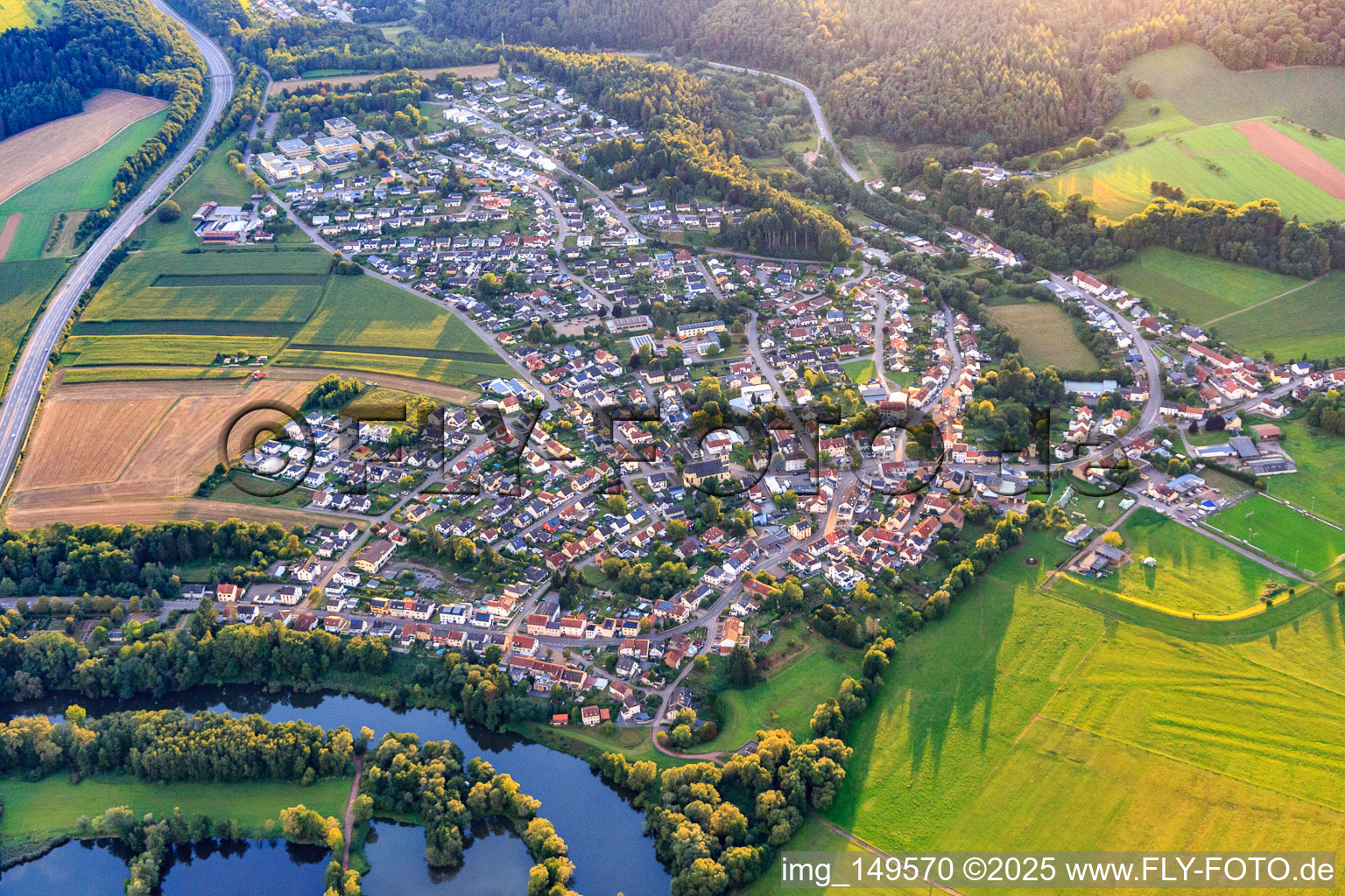 From the east in the district Schwemlingen in Merzig in the state Saarland, Germany