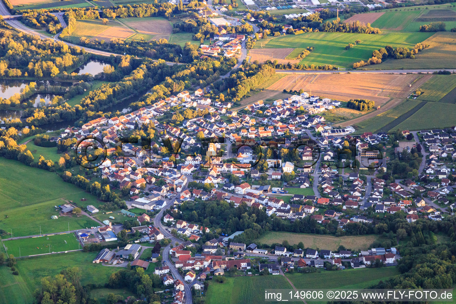 From the north in the district Schwemlingen in Merzig in the state Saarland, Germany