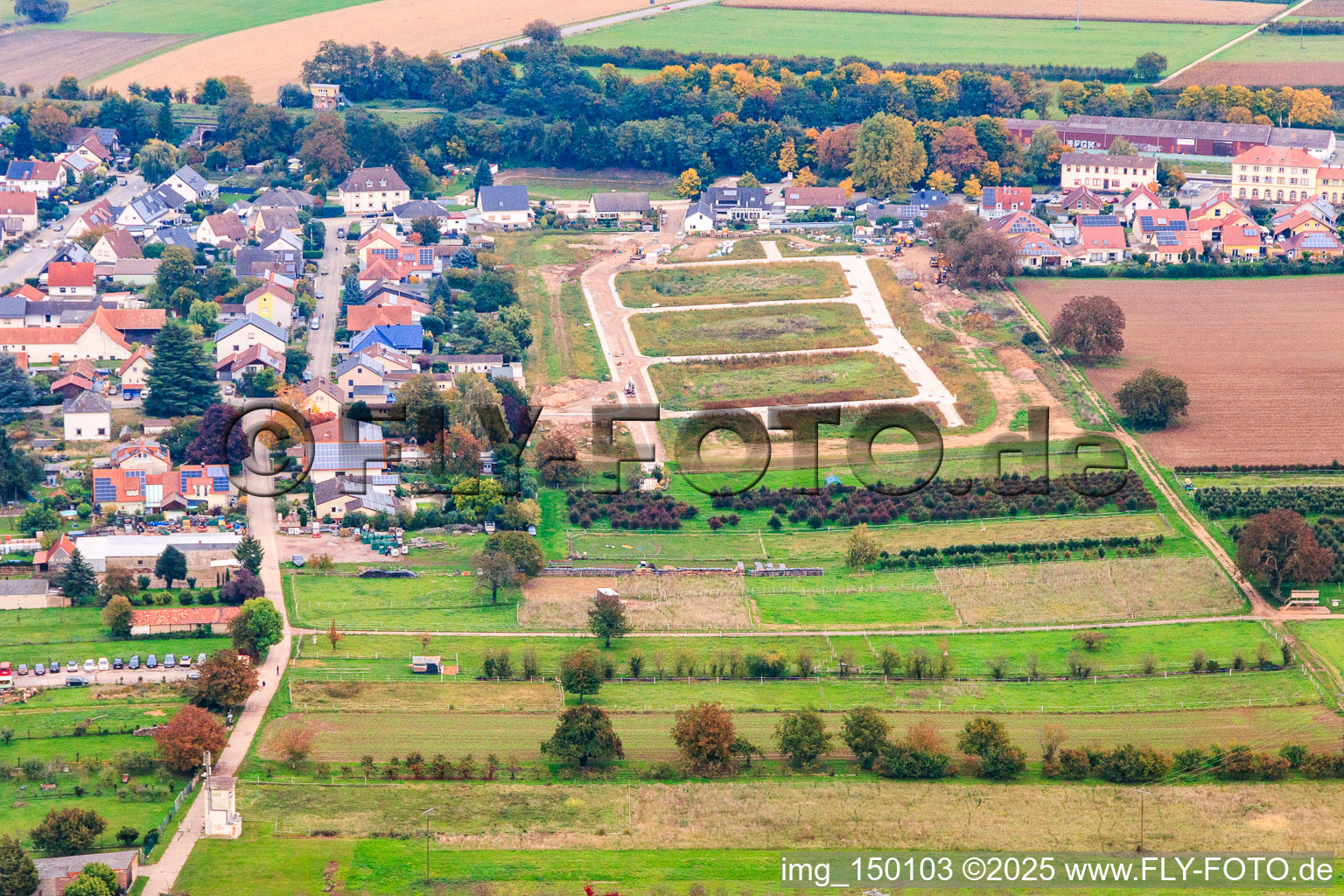 Development of the new development area Im Kirschgarten in Winden in the state Rhineland-Palatinate, Germany viewn from the air