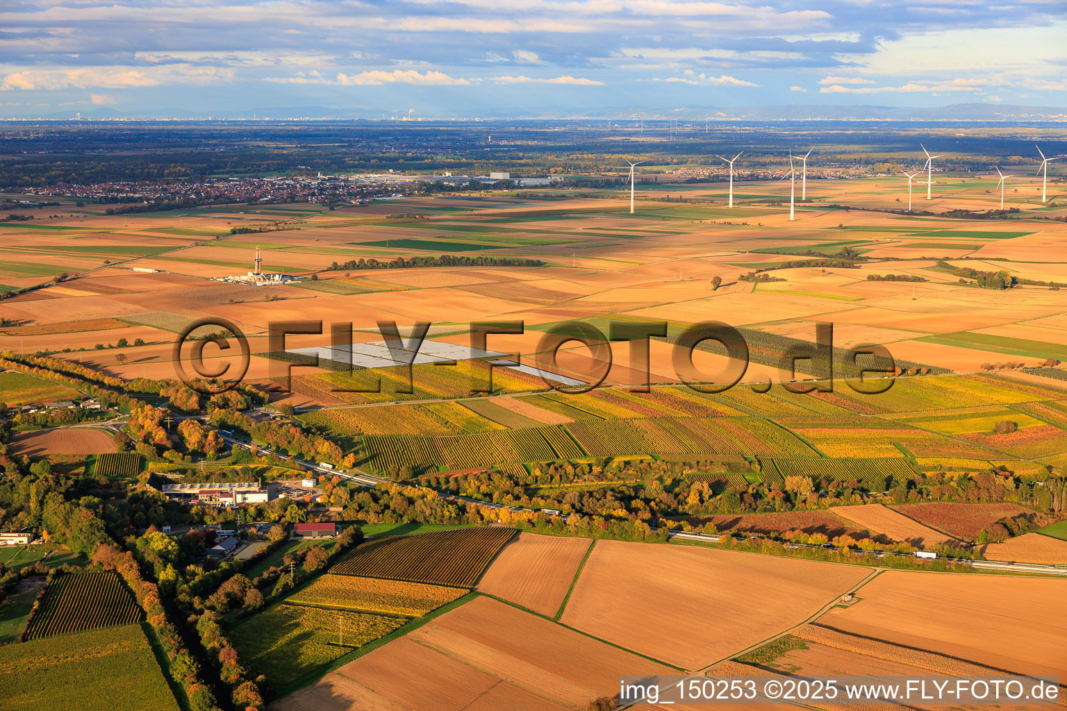 Insheim geothermal power plant for lithium extraction by Vulcan Energy GmbH; in the background, Rig V20 of Vercana GmbH and the Offenbach wind farm in Rohrbach in the state Rhineland-Palatinate, Germany