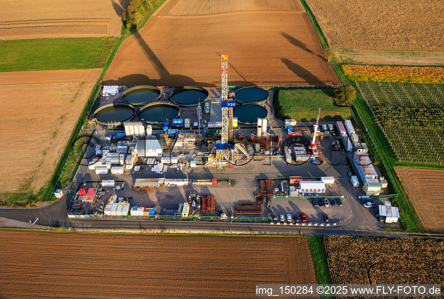 Oblique view of Deep geothermal drilling for lithium extraction by Vulcan Energy GmbH using Rig V20 from Vercana GmbH in Insheim in the state Rhineland-Palatinate, Germany
