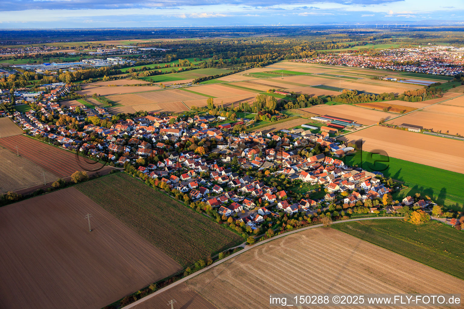 From the southwest in the district Mörlheim in Landau in der Pfalz in the state Rhineland-Palatinate, Germany