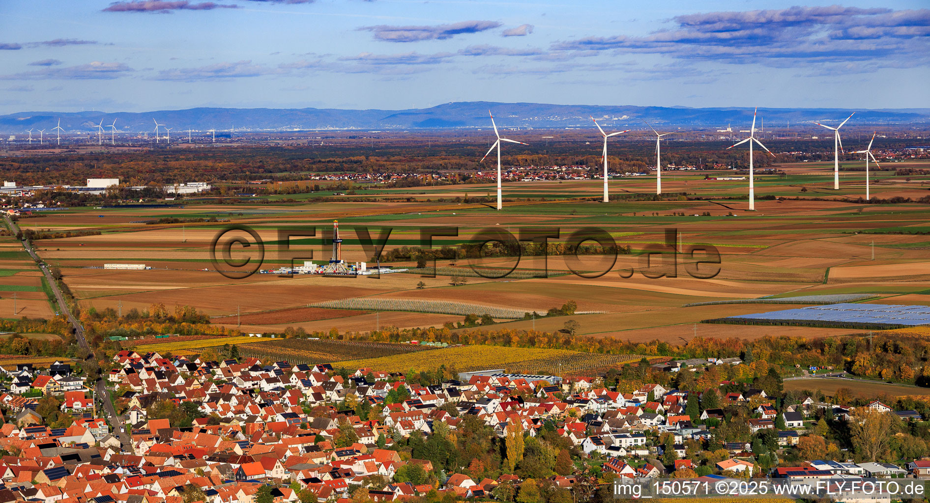 Vercana GmbH's V20 drilling rig for deep geothermal energy and lithium extraction in front of the Offenbach wind farm; the GKM Mannheim power plant is visible in the background. in Insheim in the state Rhineland-Palatinate, Germany