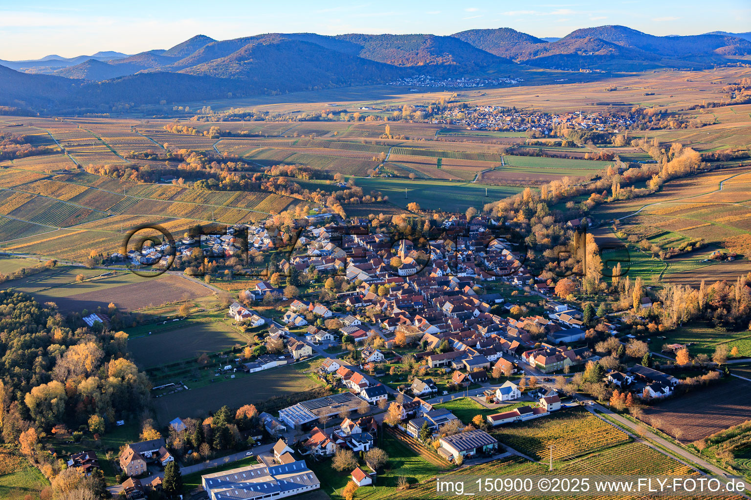 Oblique view of From the east in the district Heuchelheim in Heuchelheim-Klingen in the state Rhineland-Palatinate, Germany
