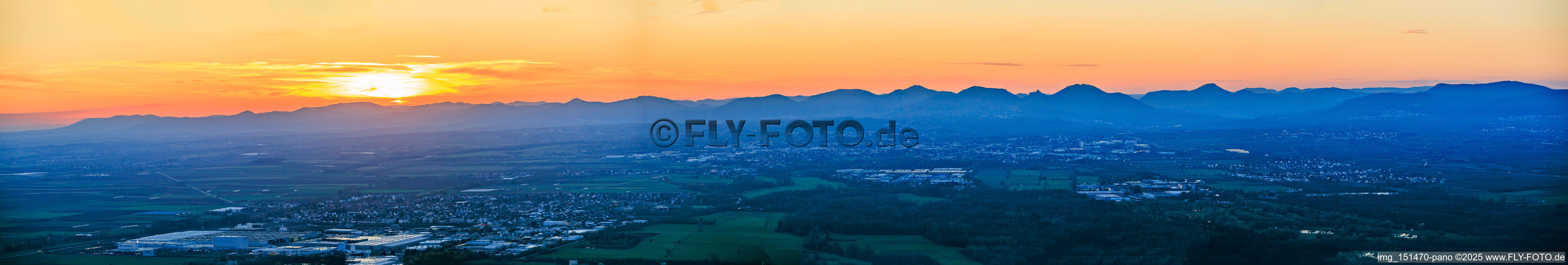 Haardt edge of the Palatinate Forest from Schweigen to Albersweiler in the evening light in the district Gleiszellen in Gleiszellen-Gleishorbach in the state Rhineland-Palatinate, Germany