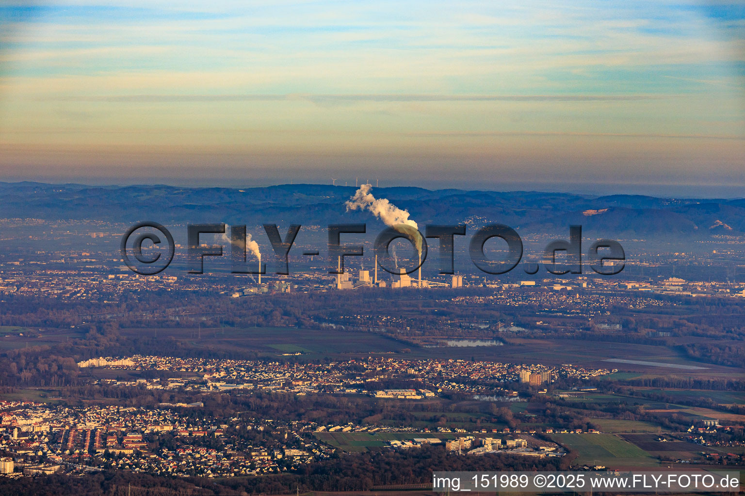 Large power plant Mannheim (GKM) as seen from the Palatinate in the district Neckarau in Mannheim in the state Baden-Wuerttemberg, Germany