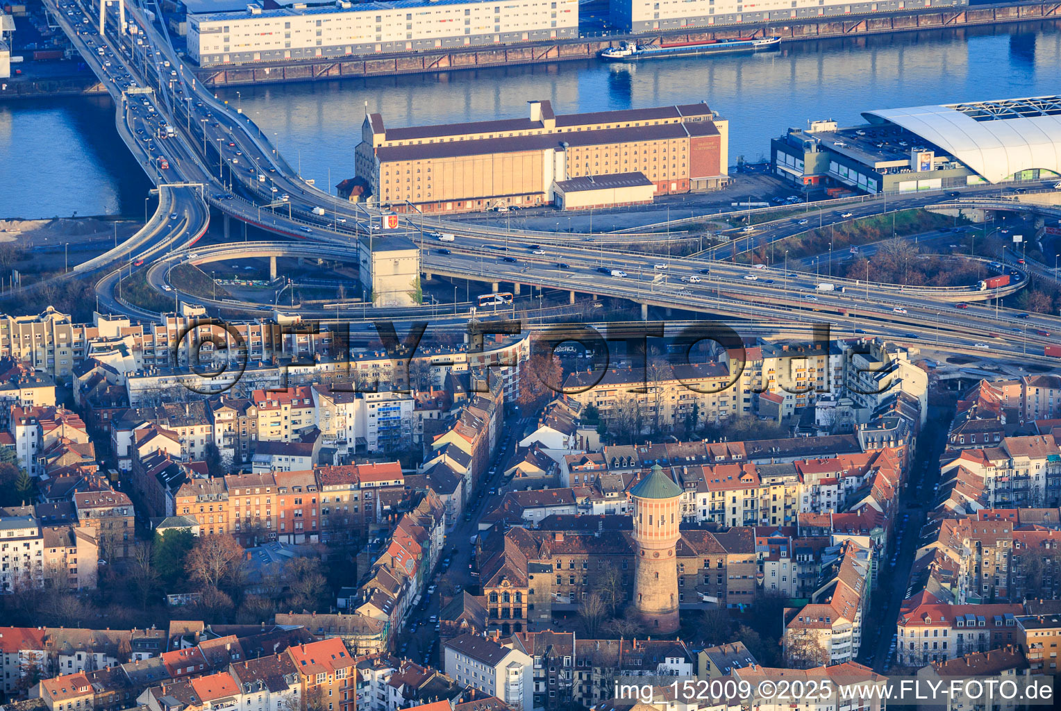 Access roads from the Hochstraße Nord (B44) to the Kurt-Schuhmacher-Brücke over the Rhine with ZG Raiffeisen grain silo and neska Schiffahrts- und Speditionskontor GmbH in the district Mitte in Ludwigshafen am Rhein in the state Rhineland-Palatinate, Germany
