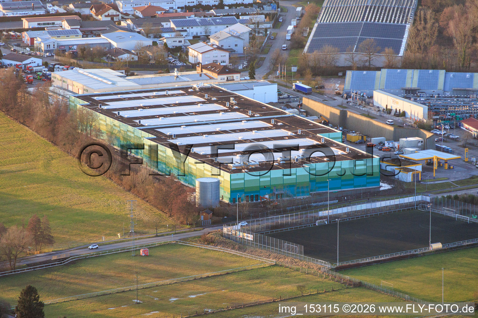 Oblique view of Almost completed new building of the logistics park by HANSAINVEST and DFI-Real-Estate Kandel for FRISCHEPLATTFORM SÜDWEST of Gemüsering Stuttgart GmbH in the district Minderslachen in Kandel in the state Rhineland-Palatinate, Germany