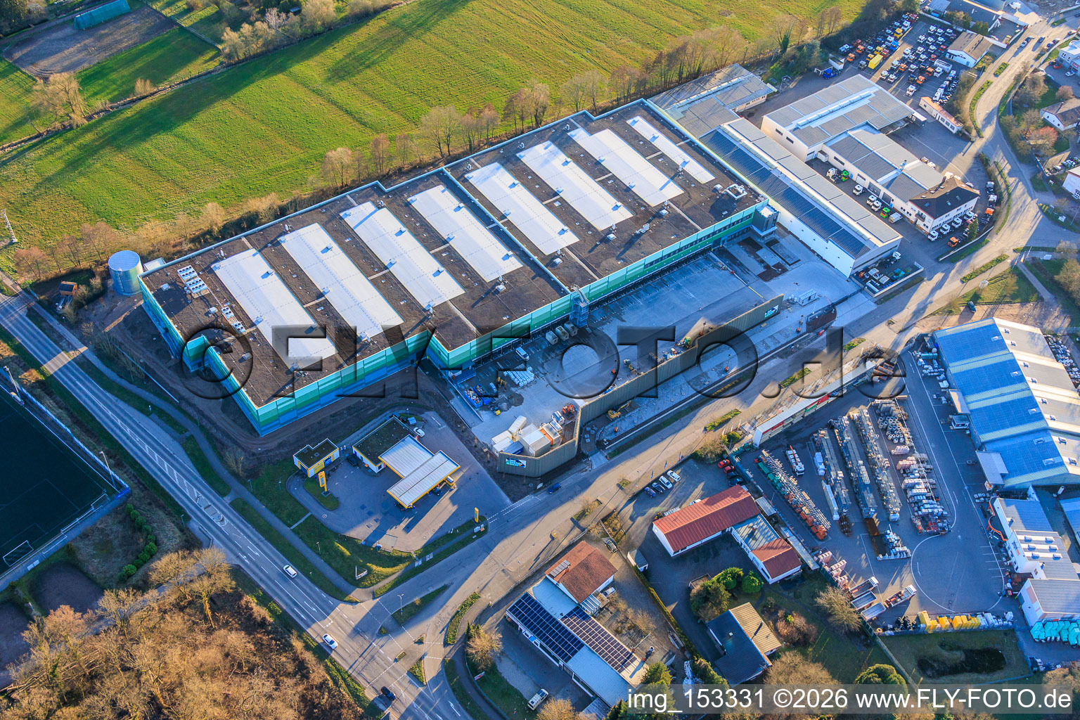 Almost completed new building of the logistics park by HANSAINVEST and DFI-Real-Estate Kandel for FRISCHEPLATTFORM SÜDWEST of Gemüsering Stuttgart GmbH in the district Minderslachen in Kandel in the state Rhineland-Palatinate, Germany from the plane