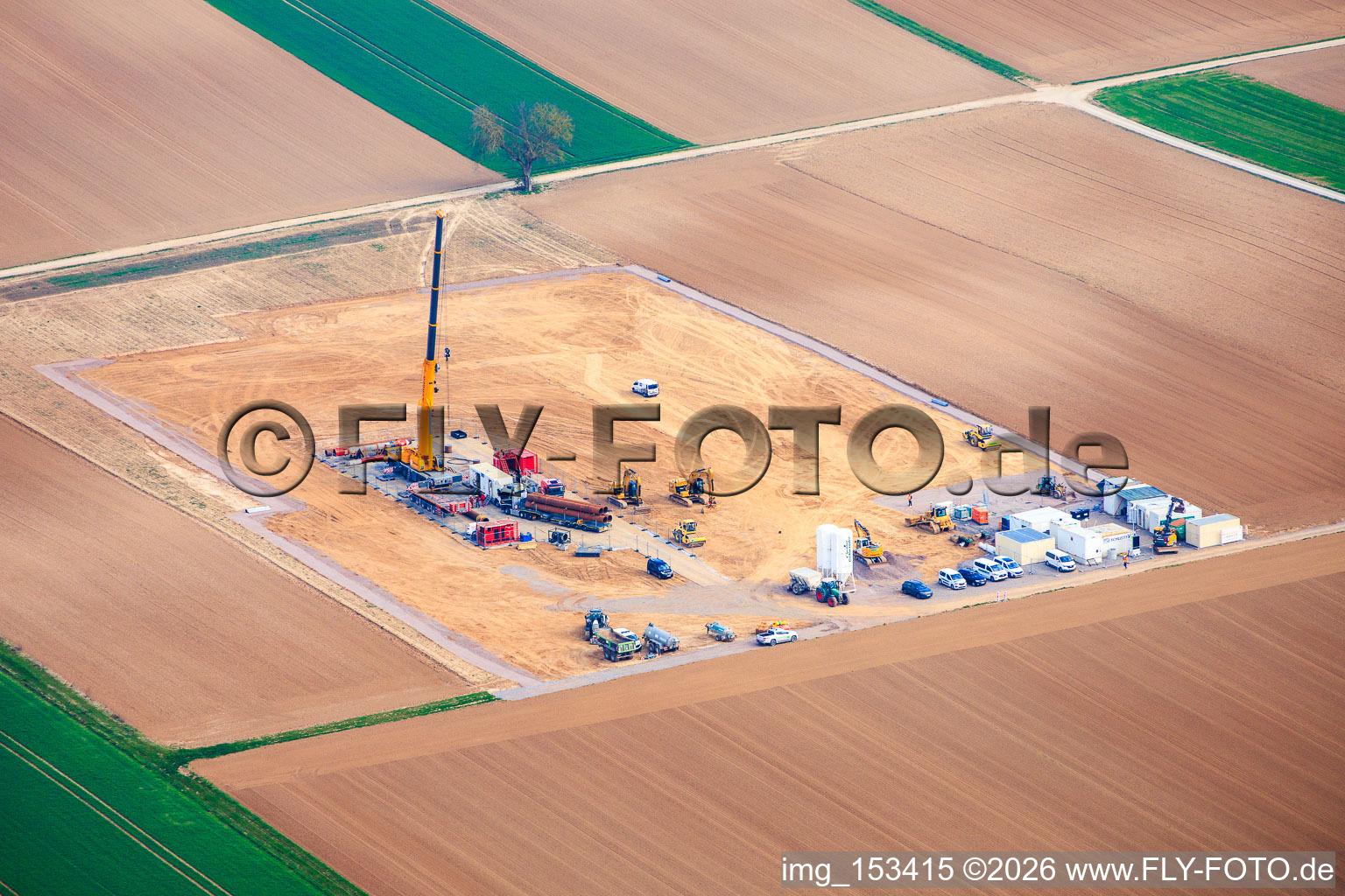 Drilling rig of Vulcan Energy's second deep drilling site between Rohrbach and Insheim for the production of geothermal energy and lithium in Rohrbach in the state Rhineland-Palatinate, Germany