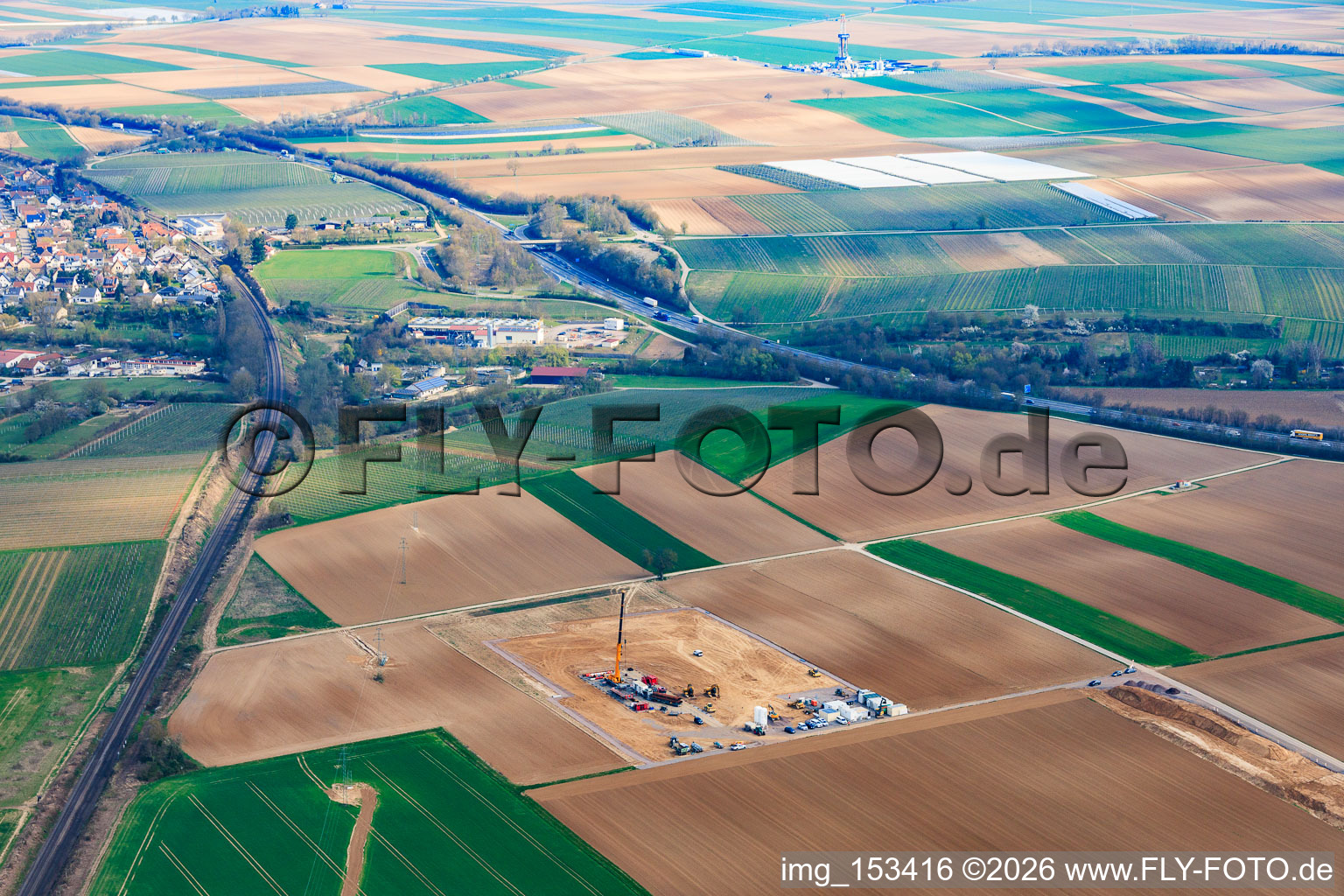 Drilling rig of Vulcan Energy's second deep drilling site between Rohrbach and Insheim for the production of geothermal energy and lithium in Rohrbach in the state Rhineland-Palatinate, Germany