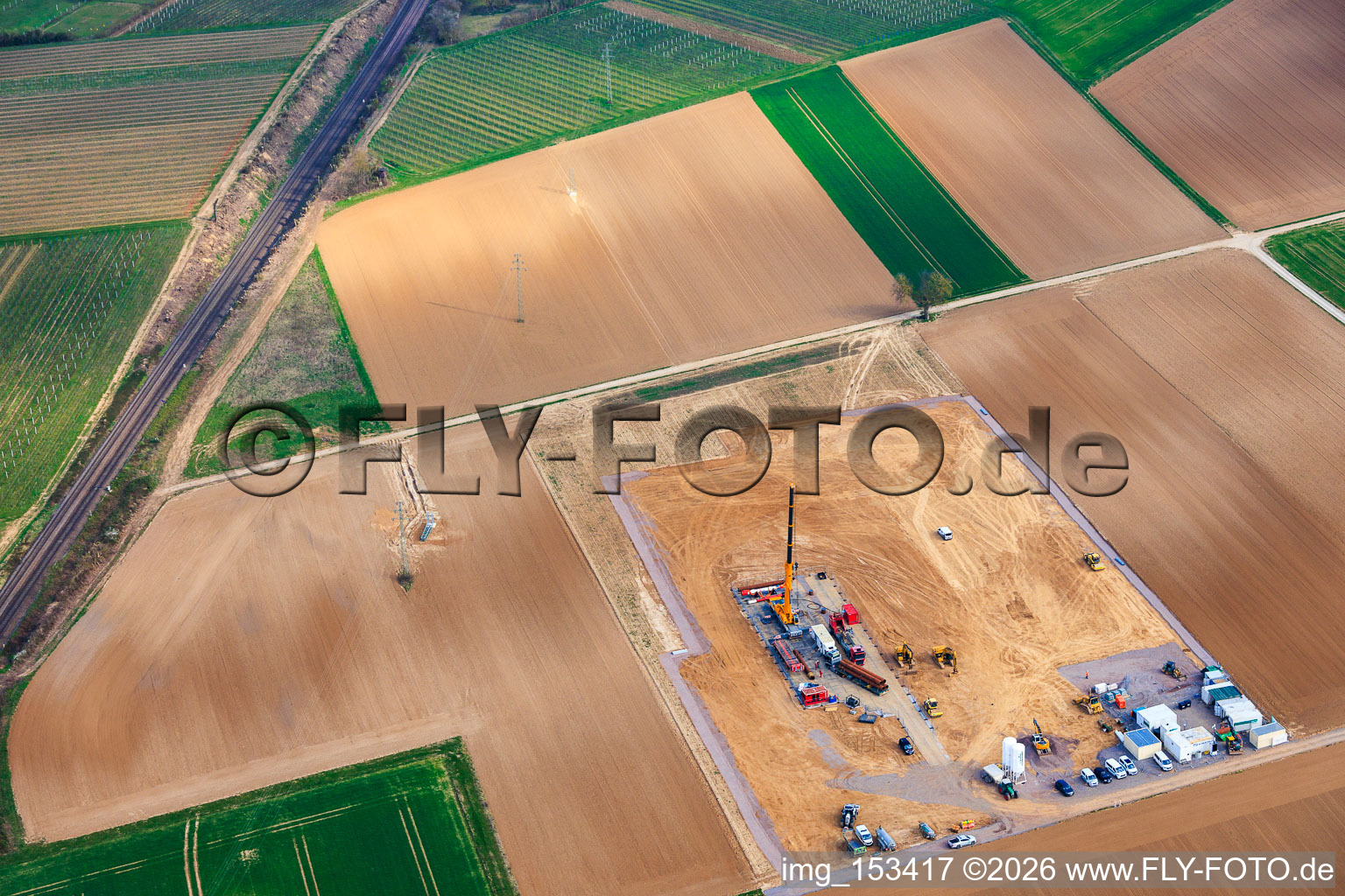 Drilling rig of Vulcan Energy's second deep drilling site between Rohrbach and Insheim for the production of geothermal energy and lithium in Rohrbach in the state Rhineland-Palatinate, Germany