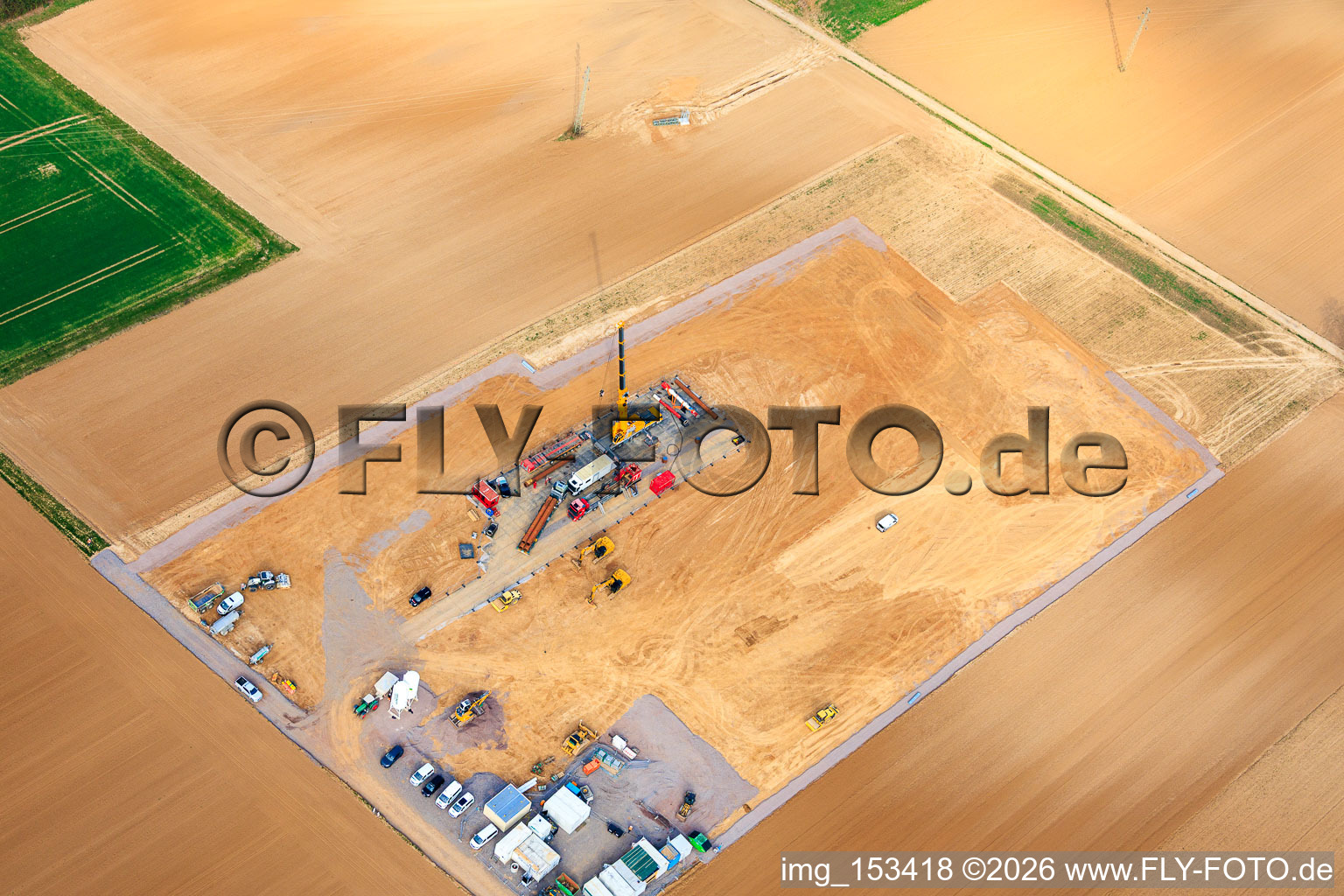 Drilling rig of Vulcan Energy's second deep drilling site between Rohrbach and Insheim for the production of geothermal energy and lithium in Rohrbach in the state Rhineland-Palatinate, Germany