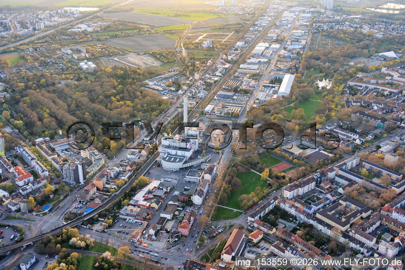 Industriestr with GML – Gemeinschafts-Müllheizkraftwerk Ludwigshafen GmbH in the district Hemshof in Ludwigshafen am Rhein in the state Rhineland-Palatinate, Germany