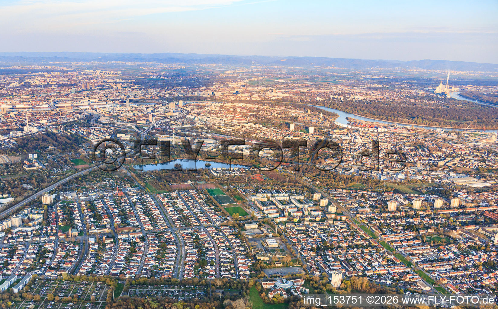 From the west in the district Gartenstadt in Ludwigshafen am Rhein in the state Rhineland-Palatinate, Germany