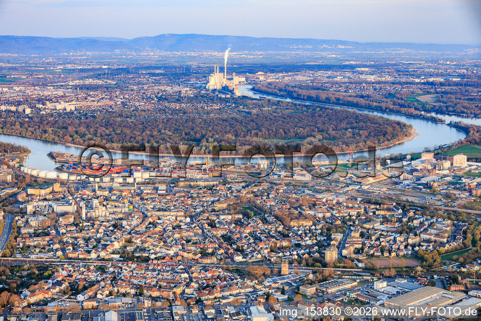 From the northwest in the district Mundenheim in Ludwigshafen am Rhein in the state Rhineland-Palatinate, Germany