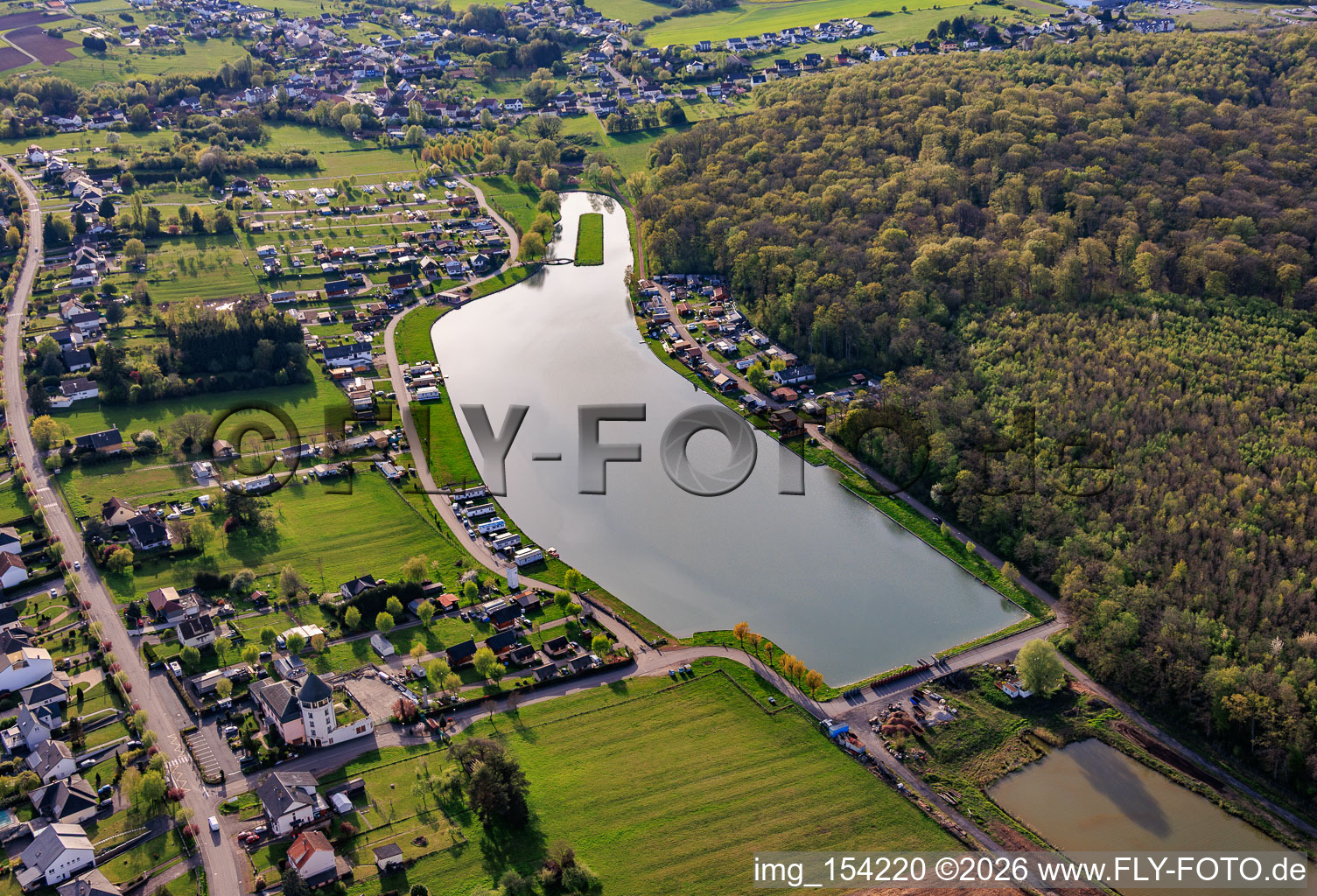 Two ponds "Étang Saint-Vit" and an island as a runway in the district Blauberg in Saargemünd in the state Moselle, France