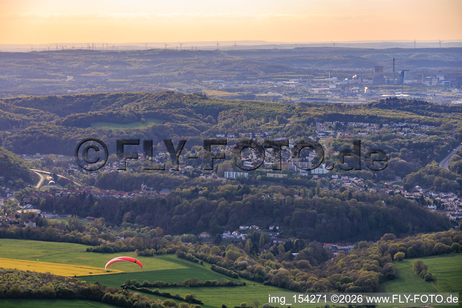 From the southeast in the district Lotissement Langenberg Cité Riviera in Hombourg-Haut in the state Moselle, France