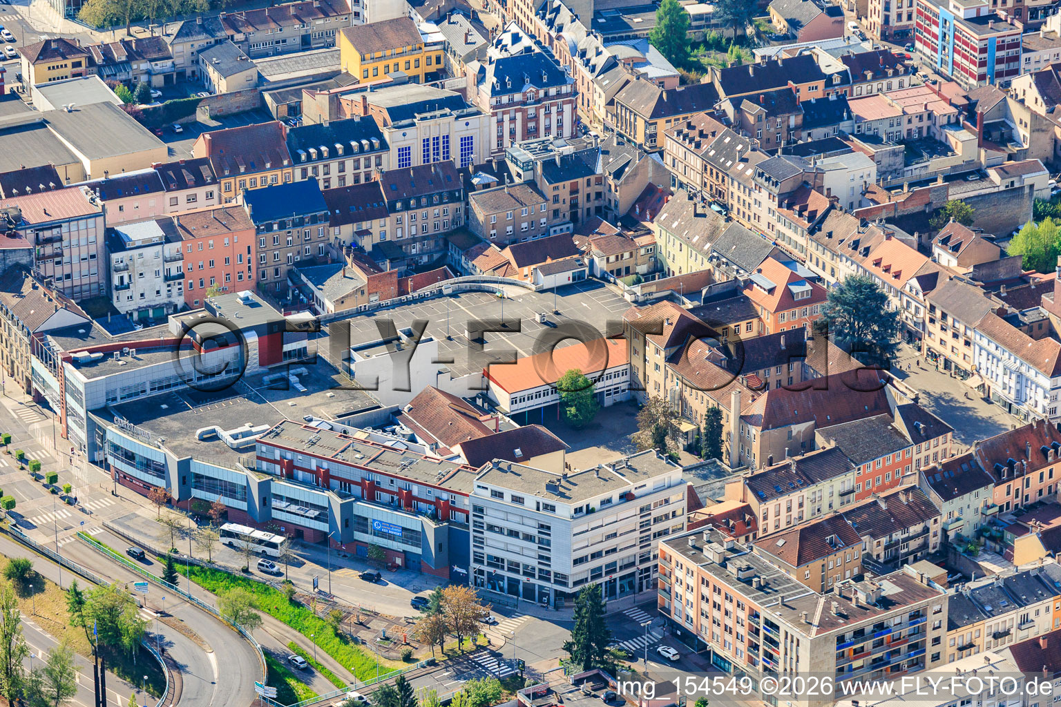 Parking garage Rue du Maire Massing Garage above the Le Carré Louvain shopping centre in Saargemünd in the state Moselle, France