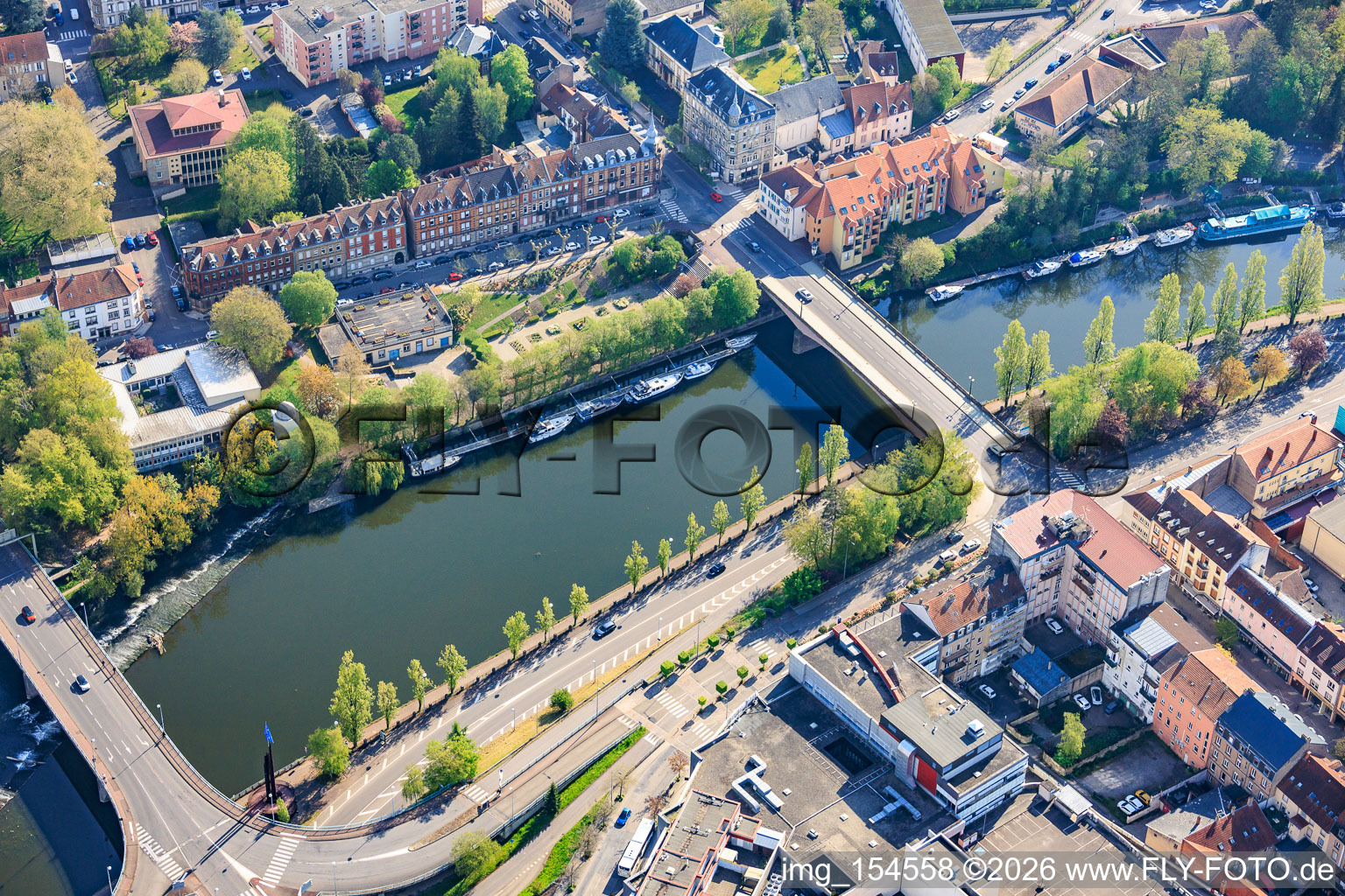 Saar bridges Pont de l'Europe and Pont des Alliés, and marina from the southwest in the district Blies Sud in Saargemünd in the state Moselle, France