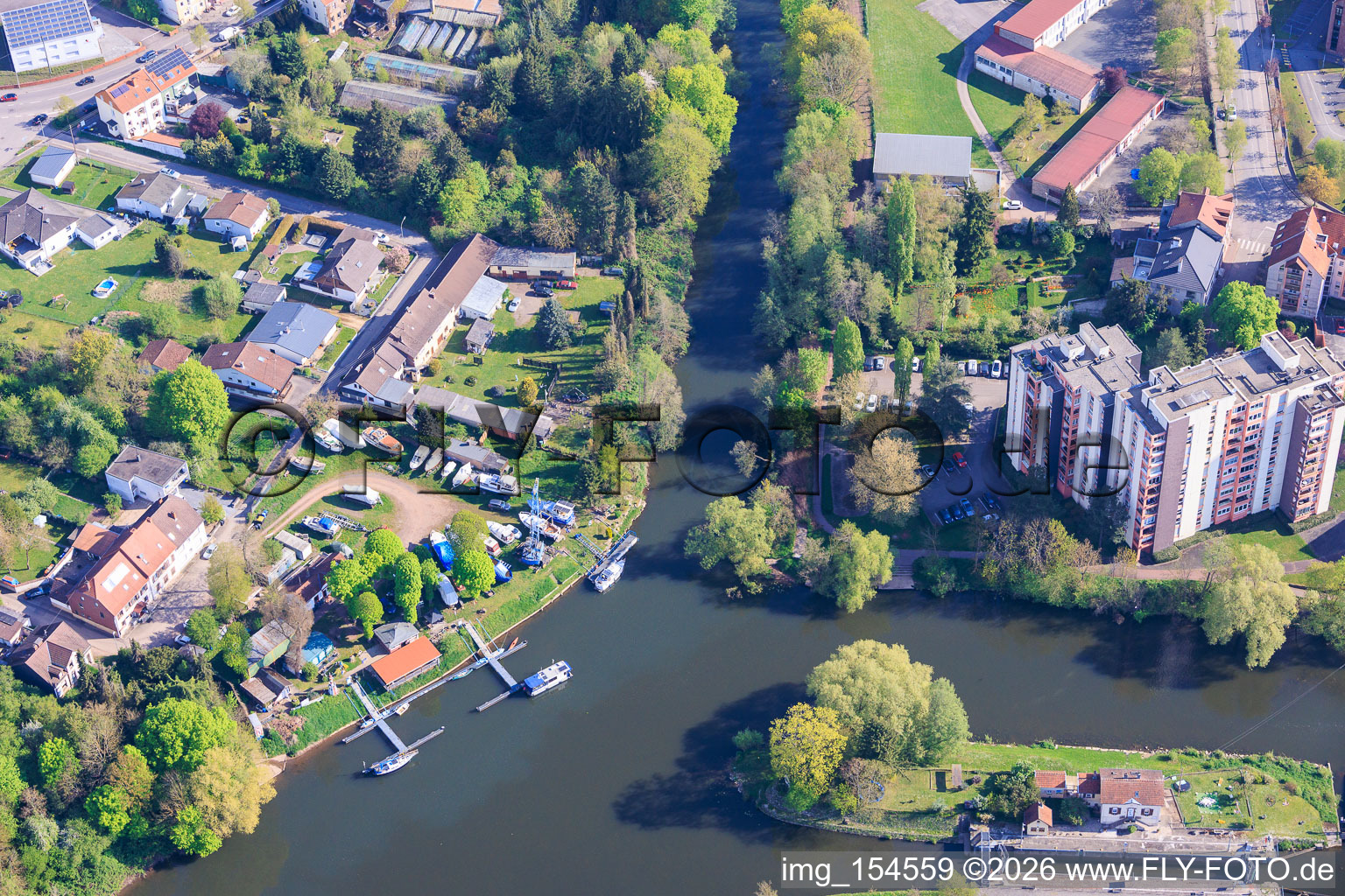 Mouth of the Blies into the Saar, island of lock 28 Saargemünd and Yachtclub Hanweiler e. V in the district Blies Sud in Saargemünd in the state Moselle, France