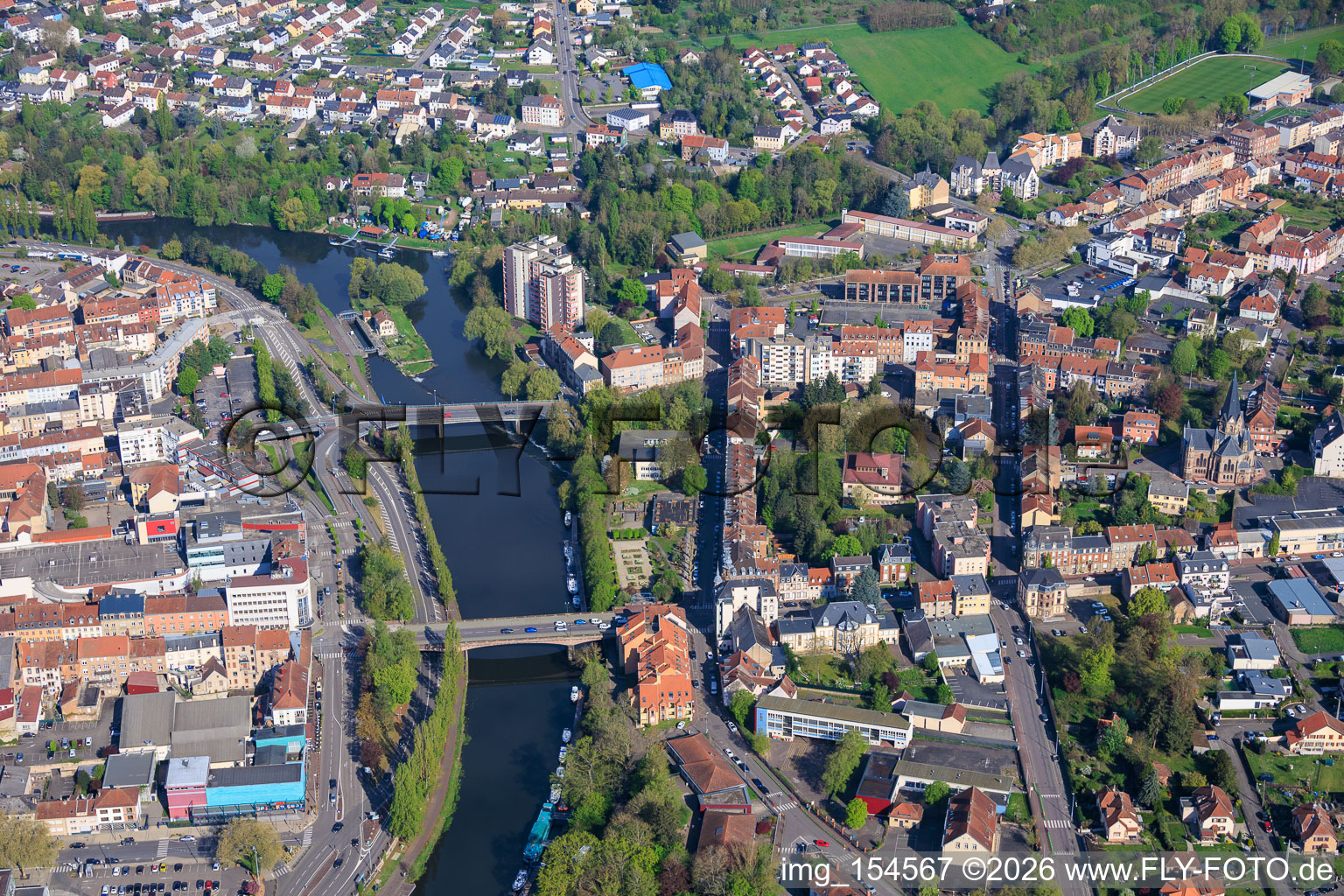 Saar bridges Pont de l'Europe and Pont des Alliés, island of lock 28 Saargemünd and marina from the south in the district Blies Sud in Saargemünd in the state Moselle, France