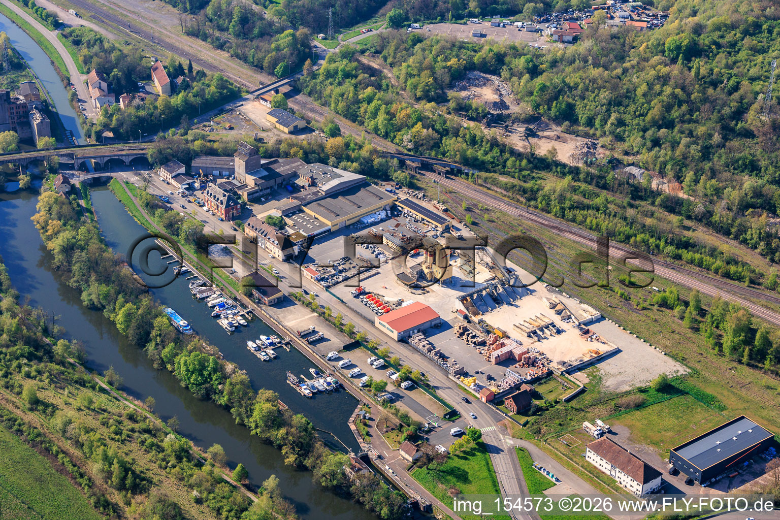 Boat landing stage on the Saar Coal Canal / Canal des houillères de la Sarre with BigMat hardware store ANGERMULLER in Saargemünd in the state Moselle, France