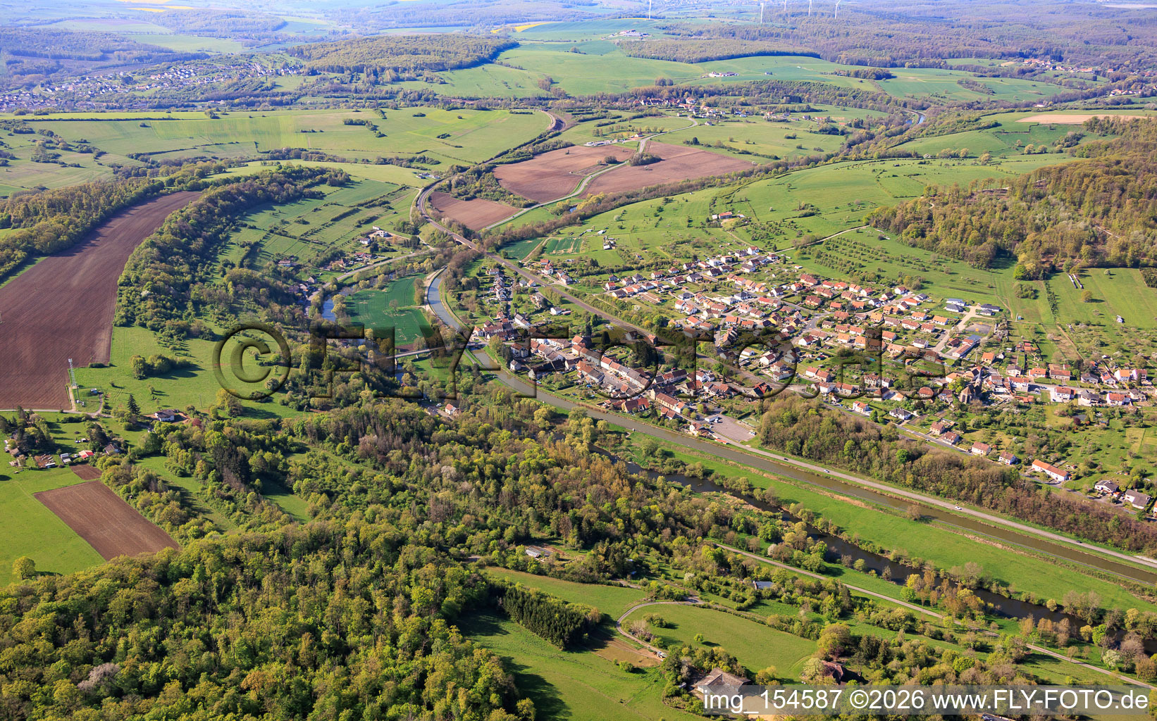 Village view from the north, across the Saar in Zetting in the state Moselle, France