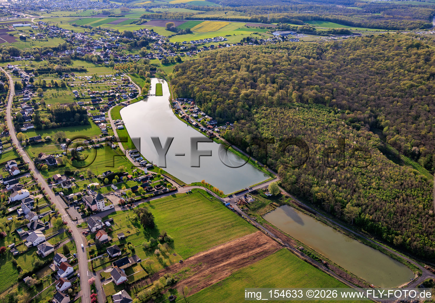 Two ponds "Étang Saint-Vit" and an island as a runway in the district Blauberg in Saargemünd in the state Moselle, France