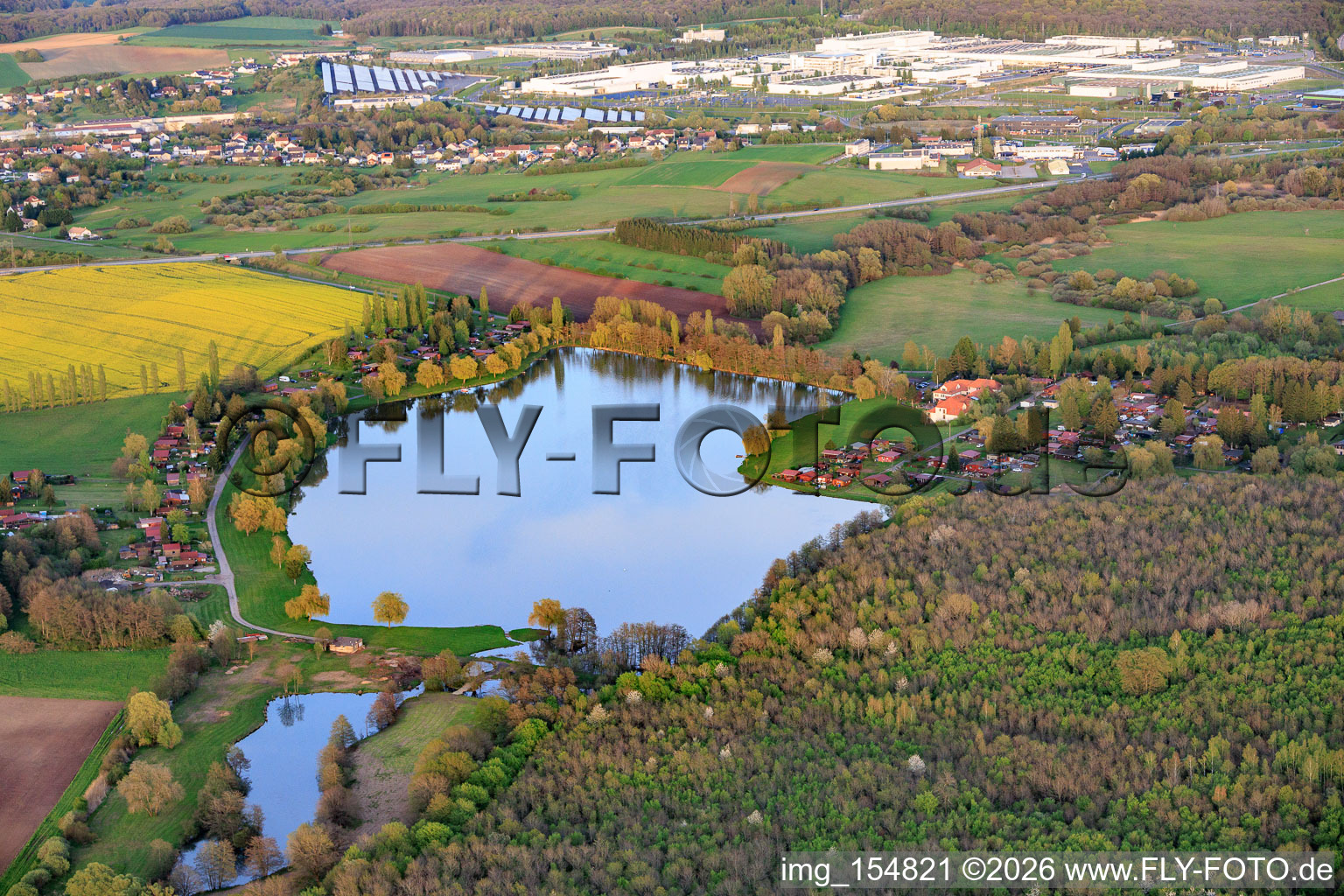 Lake Étang Saint-Hubert with Hôtel Restaurant Saint-Hubert - Hambach Sarreguemines in Hambach in the state Moselle, France