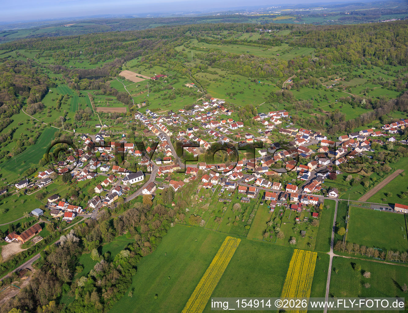 From the east in the district Rubenheim in Gersheim in the state Saarland, Germany