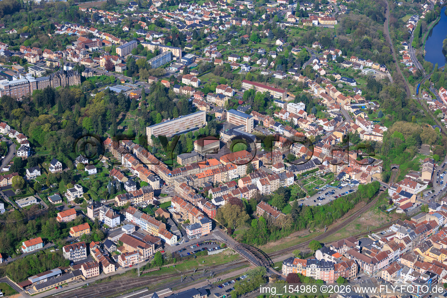 Rue du Parc and Gymnasium Jean de Pange from the southeast in the district Blauberg in Saargemünd in the state Moselle, France