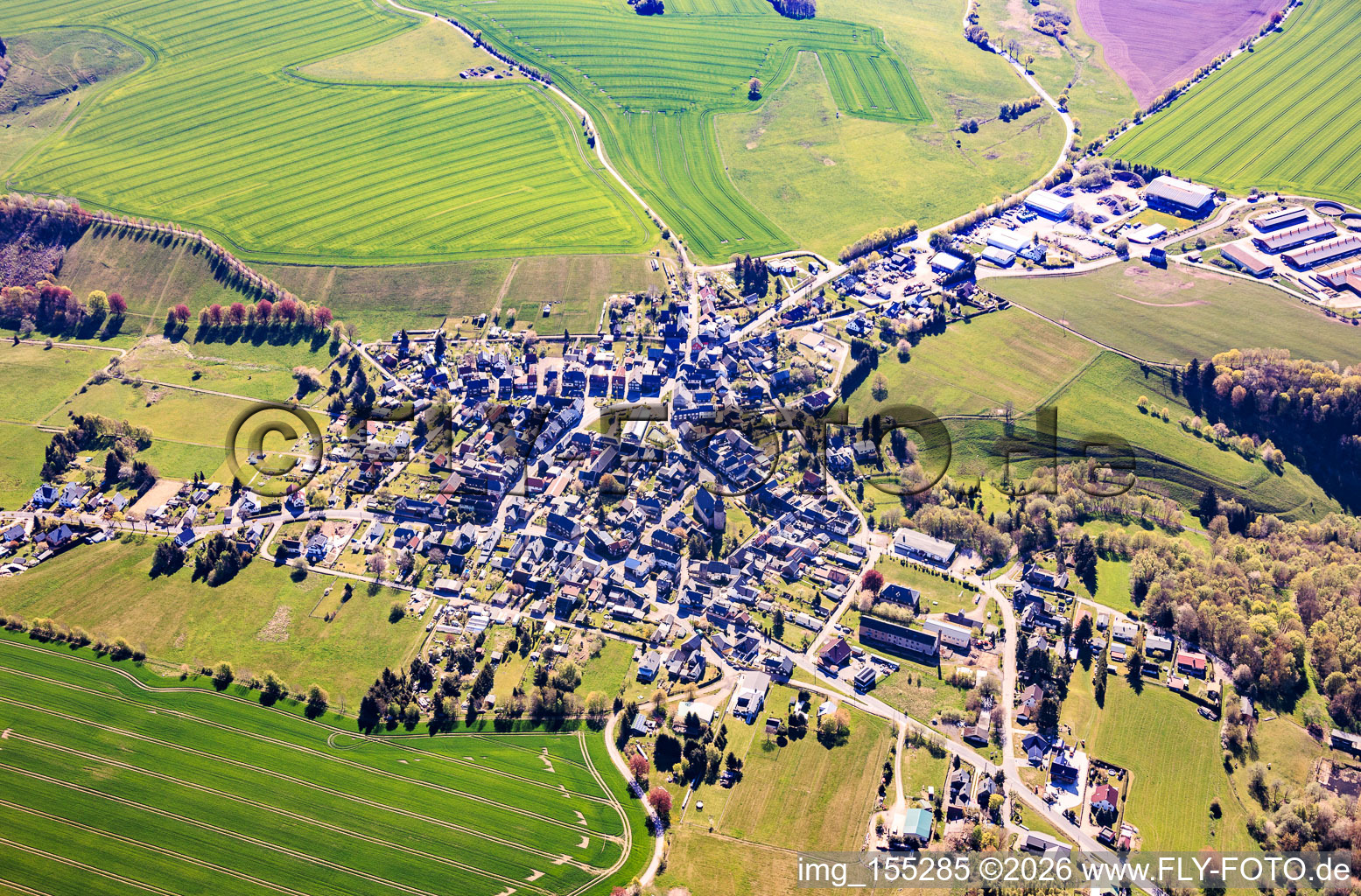 From the west in the district Herschdorf in Verwaltungsgemeinschaft Großbreitenbach in the state Thuringia, Germany