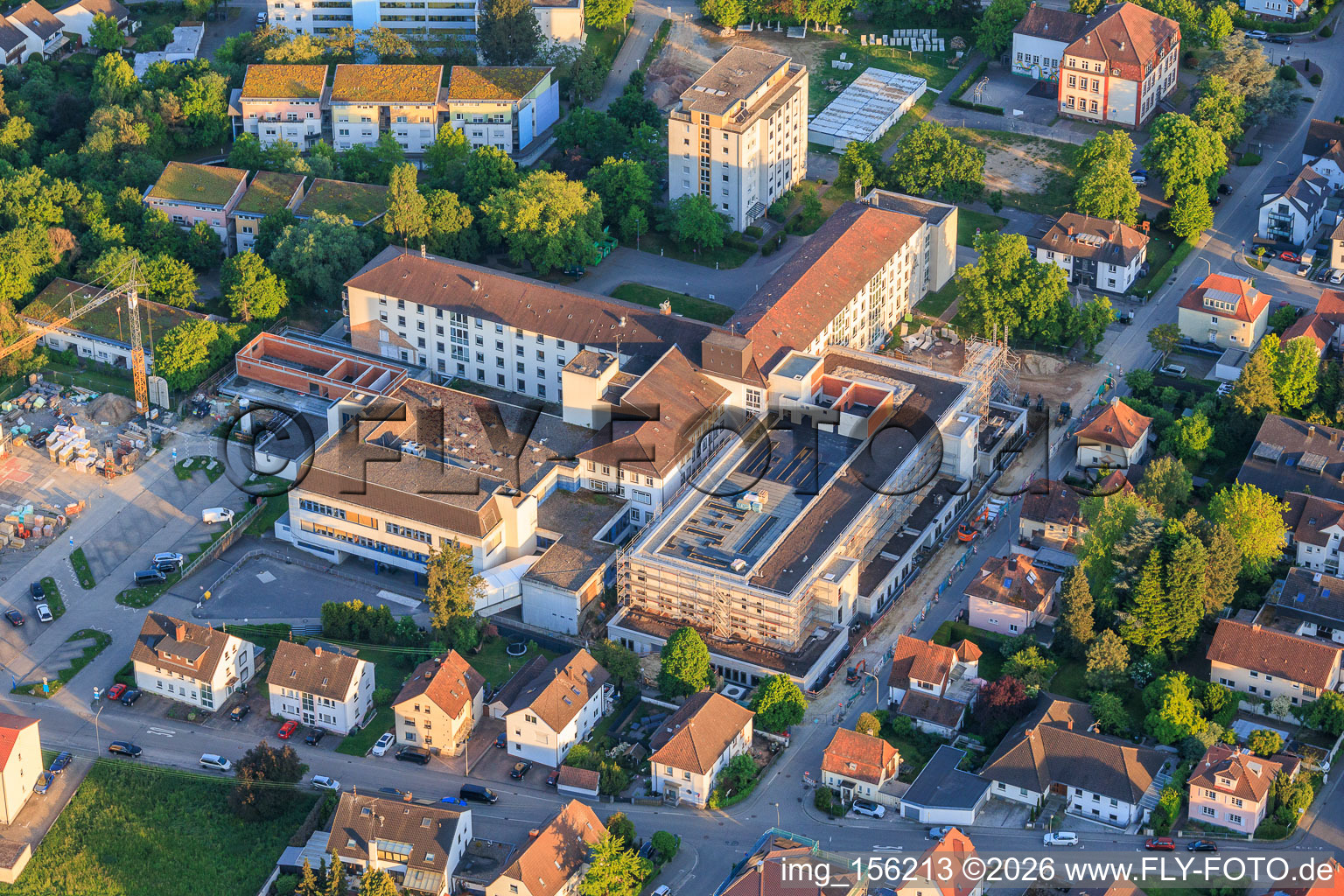Construction site for the new building of the emergency department, intensive care unit, and diagnostic departments of Asklepios Südpfalzkliniken GmbH. Project management: BPM Bau- und Projektmanagement Hart GmbH. Architecture, planning, and site supervision: alsh sander hofrichter architekten GmbH, a company for architecture and general planning. Noll GmbH Planning Office, MEP Planning / Heating, Ventilation, Plumbing, Medical Gases, Building Automation, MEP Planning / High and Low Voltage Systems / Conveyor Technology: DE-Plan GmbH & Co. KG, Structural Engineering: ZPP Ingenieure AG, Landscape Architecture: hofmann_röttgen Landschaftsarchitekten BDLA, Fire Protection: Rieser-Wessel Brandschutzsachverständige & Ingenieure PartG mbB, and Building Physics / Sound Insulation Acoustics: Seidel Engineering Office in Kandel in the state Rhineland-Palatinate, Germany