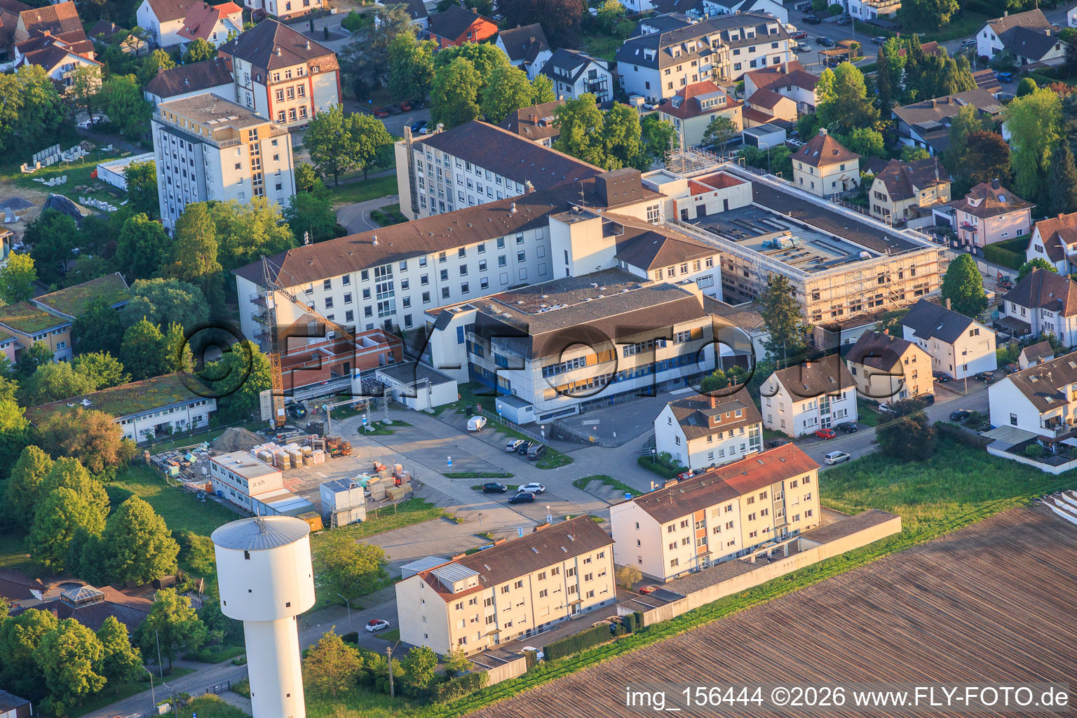 Water tower and construction site for the new emergency department, intensive care unit, and diagnostics department of Asklepios Südpfalzkliniken GmbH. Project management: BPM Bau- und Projektmanagement Hart GmbH. Architecture, planning, and site supervision: alsh sander hofrichter architekten GmbH, Gesellschaft für Architektur und Generalplanung. Planungsbüro Noll GmbH, MEP planning / heating, ventilation, plumbing, medical gases, and building automation; MEP planning / high- and low-voltage electrical systems / conveying technology: DE-Plan GmbH & Co. KG; structural engineering: ZPP Ingenieure AG; landscape architecture: hofmann_röttgen Landschaftsarchitekten BDLA; fire protection: Rieser-Wessel Brandschutzsachverständige & Ingenieure PartG mbB; and building physics / sound insulation and acoustics: Ingenieurbüro Seidel. in Kandel in the state Rhineland-Palatinate, Germany