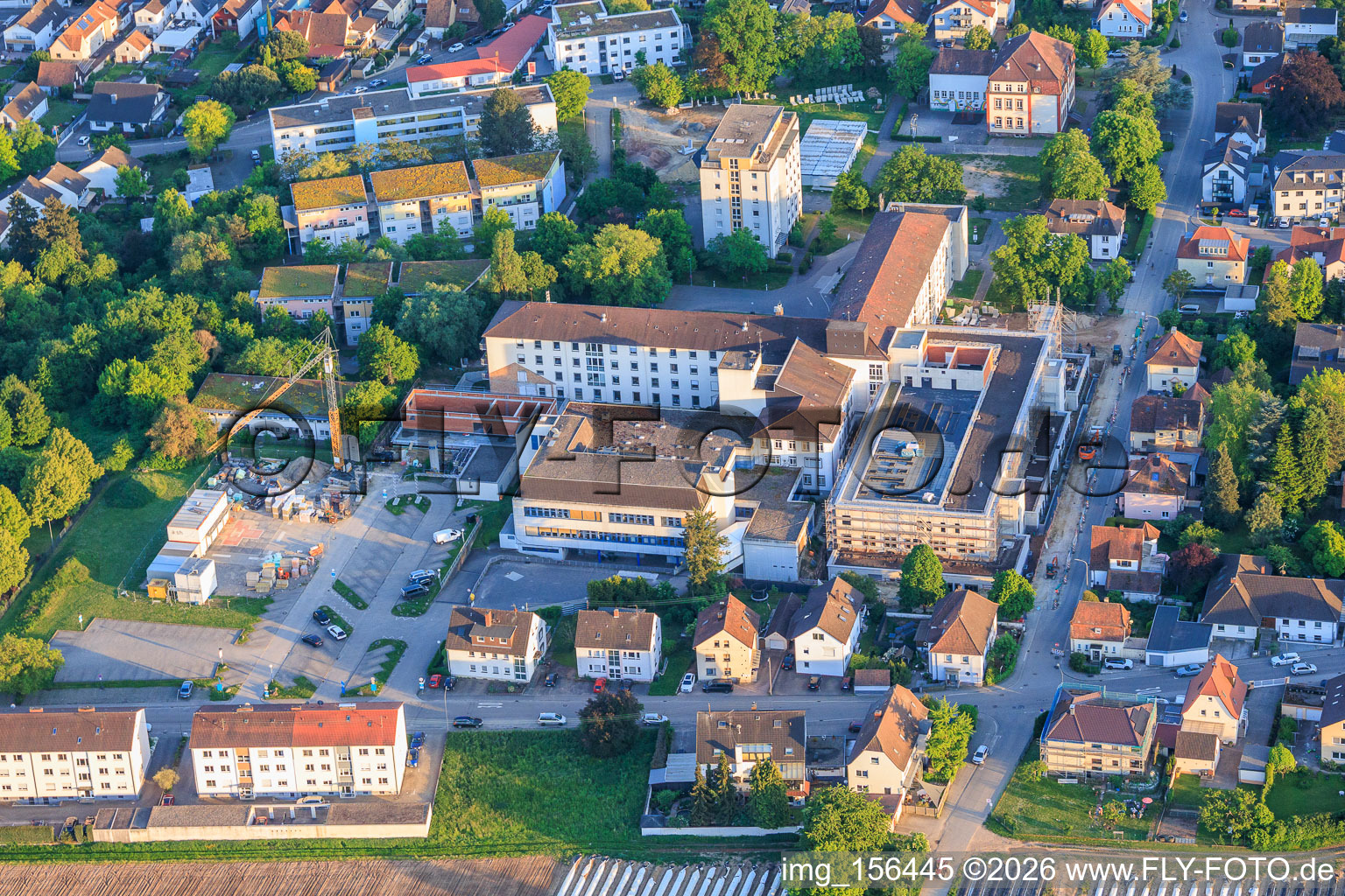 Construction site for the new building of the emergency department, intensive care unit, and diagnostic departments of Asklepios Südpfalzkliniken GmbH. Project management: BPM Bau- und Projektmanagement Hart GmbH. Architecture, planning, and site supervision: alsh sander hofrichter architekten GmbH, a company for architecture and general planning. Noll GmbH Planning Office, MEP Planning / Heating, Ventilation, Plumbing, Medical Gases, Building Automation, MEP Planning / High and Low Voltage Systems / Conveyor Technology: DE-Plan GmbH & Co. KG, Structural Engineering: ZPP Ingenieure AG, Landscape Architecture: hofmann_röttgen Landschaftsarchitekten BDLA, Fire Protection: Rieser-Wessel Brandschutzsachverständige & Ingenieure PartG mbB, and Building Physics / Sound Insulation Acoustics: Seidel Engineering Office in Kandel in the state Rhineland-Palatinate, Germany