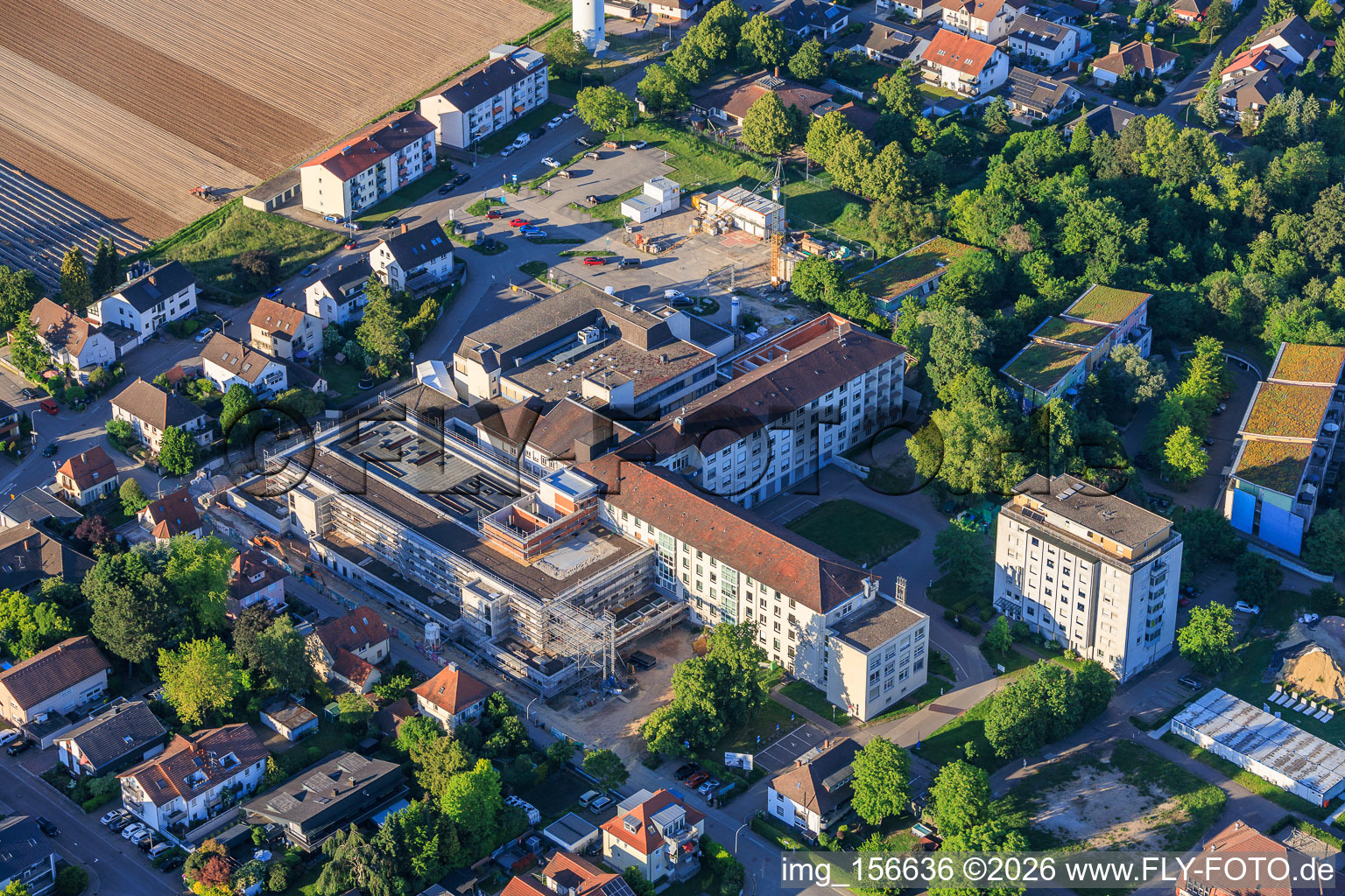 Construction site for the new building of the emergency department, intensive care unit, and diagnostic departments of Asklepios Südpfalzkliniken GmbH. Project management: BPM Bau- und Projektmanagement Hart GmbH. Architecture, planning, and site supervision: alsh sander hofrichter architekten GmbH, a company for architecture and general planning. Noll GmbH Planning Office, MEP Planning / Heating, Ventilation, Plumbing, Medical Gases, Building Automation, MEP Planning / High and Low Voltage Systems / Conveyor Technology: DE-Plan GmbH & Co. KG, Structural Engineering: ZPP Ingenieure AG, Landscape Architecture: hofmann_röttgen Landschaftsarchitekten BDLA, Fire Protection: Rieser-Wessel Brandschutzsachverständige & Ingenieure PartG mbB, and Building Physics / Sound Insulation Acoustics: Seidel Engineering Office in Kandel in the state Rhineland-Palatinate, Germany