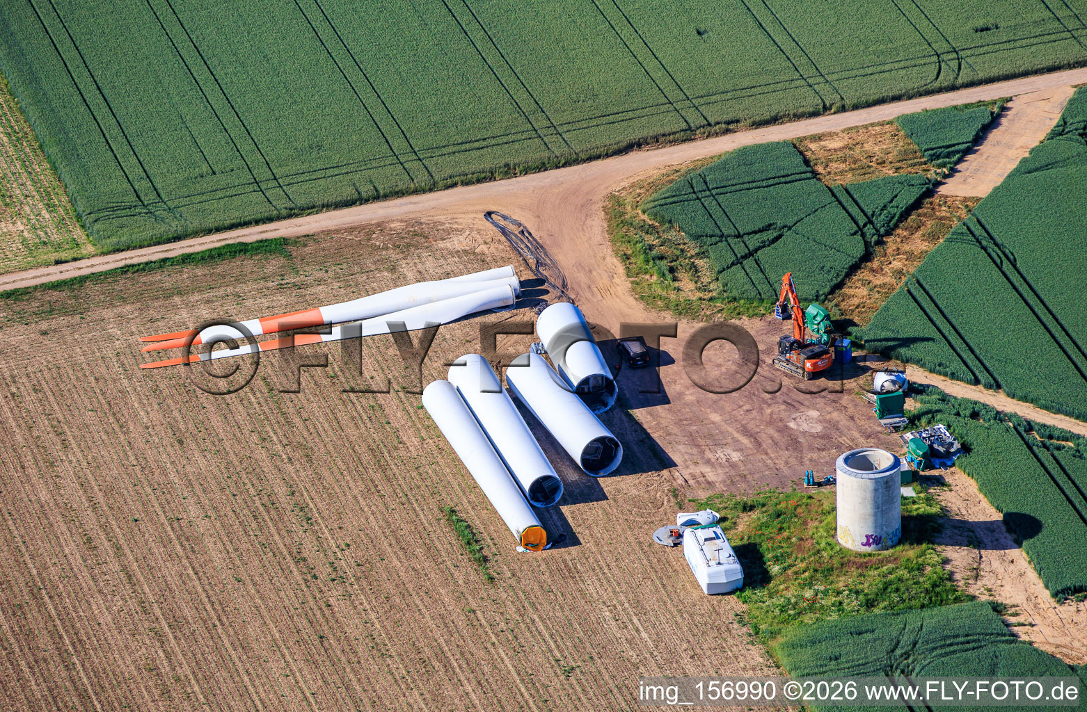 Demolition and dismantling of the four old turbines (GE 1.5) from 2004 following the repowering of the Minfeld wind farm in the district Minderslachen in Kandel in the state Rhineland-Palatinate, Germany