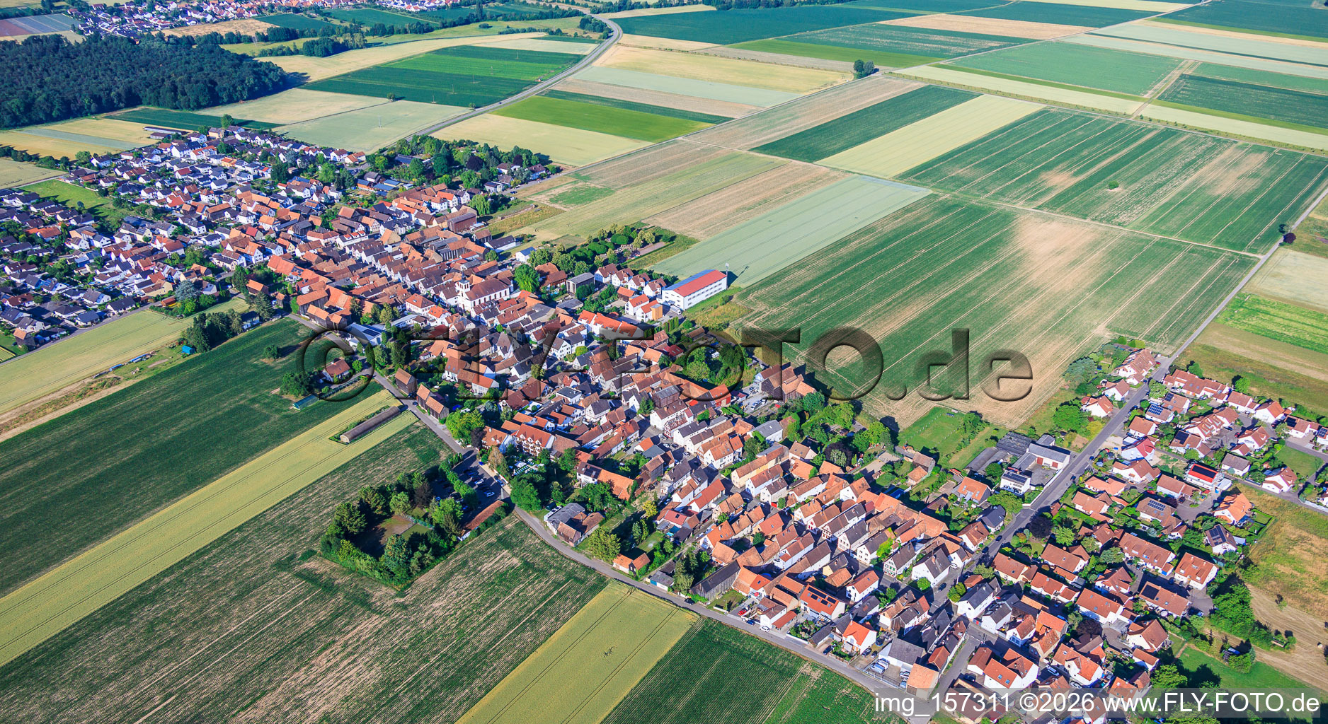 From the northeast in the district Hayna in Herxheim bei Landau in the state Rhineland-Palatinate, Germany